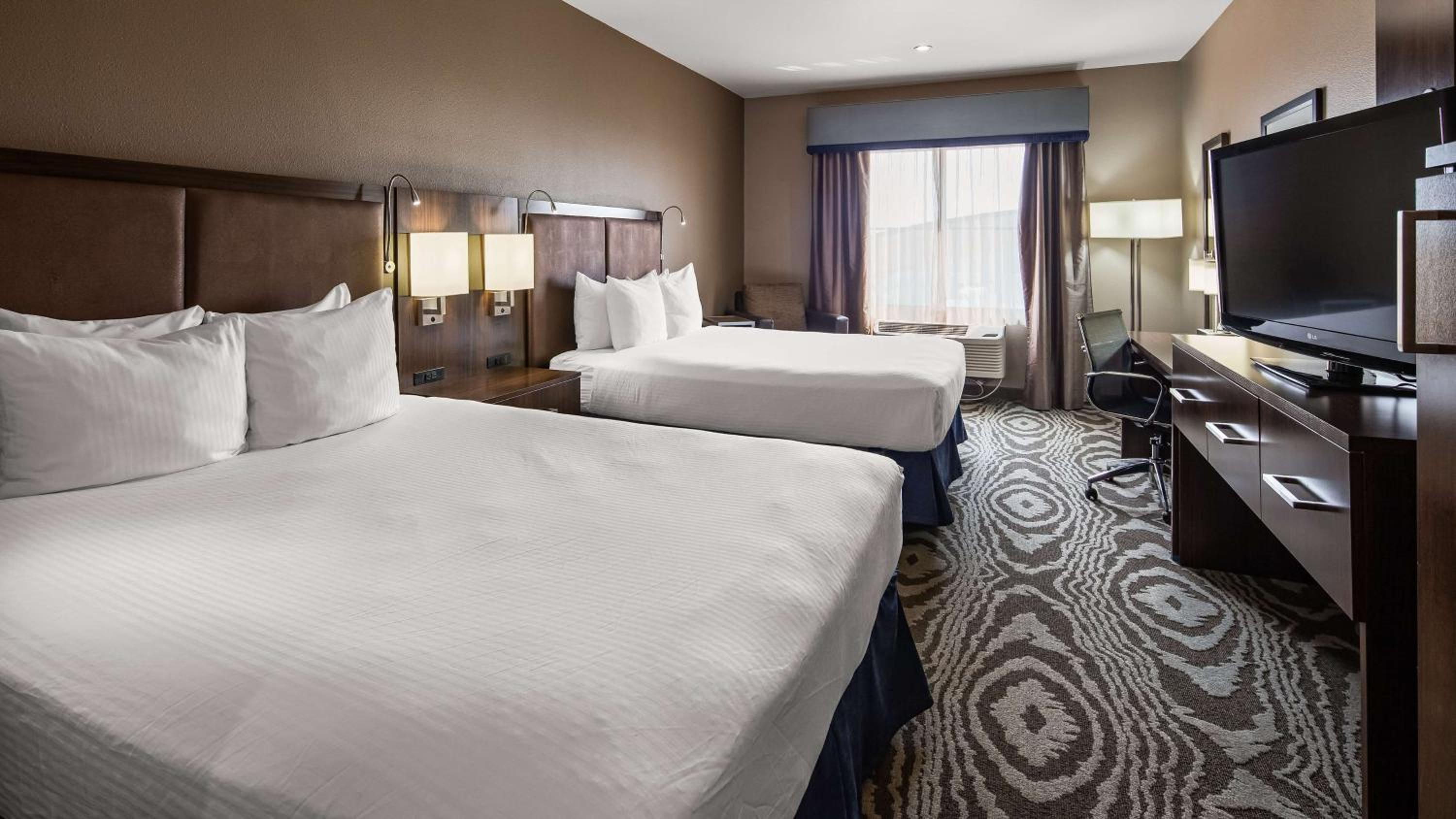 Queen Room with Two Queen Beds and Roll-In Shower - Mobility Access/Non-Smoking photo 2