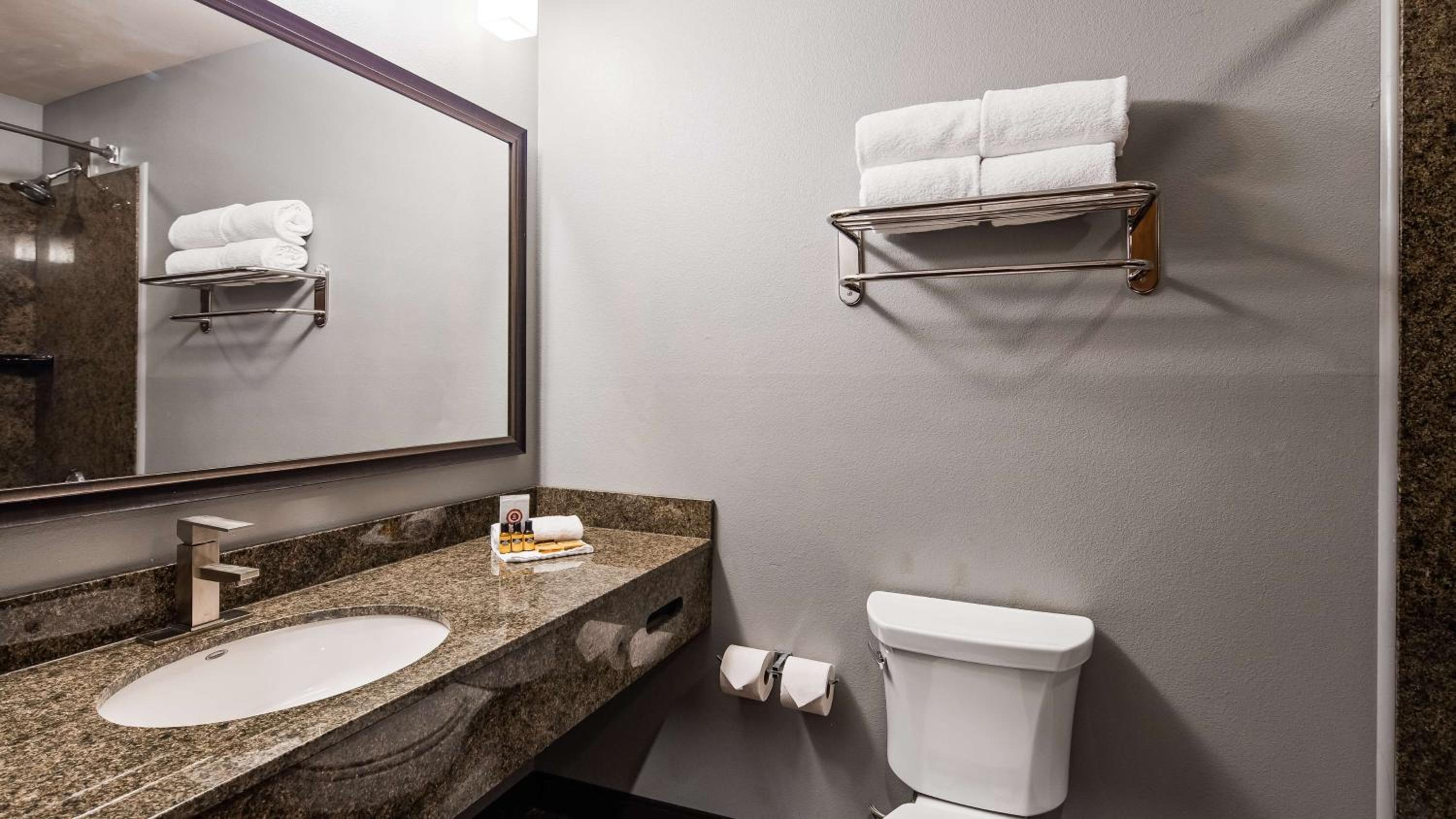 King Suite with Bath Tub, Sofa Bed and Kitchen - Disability Access/Non-Smoking photo 2