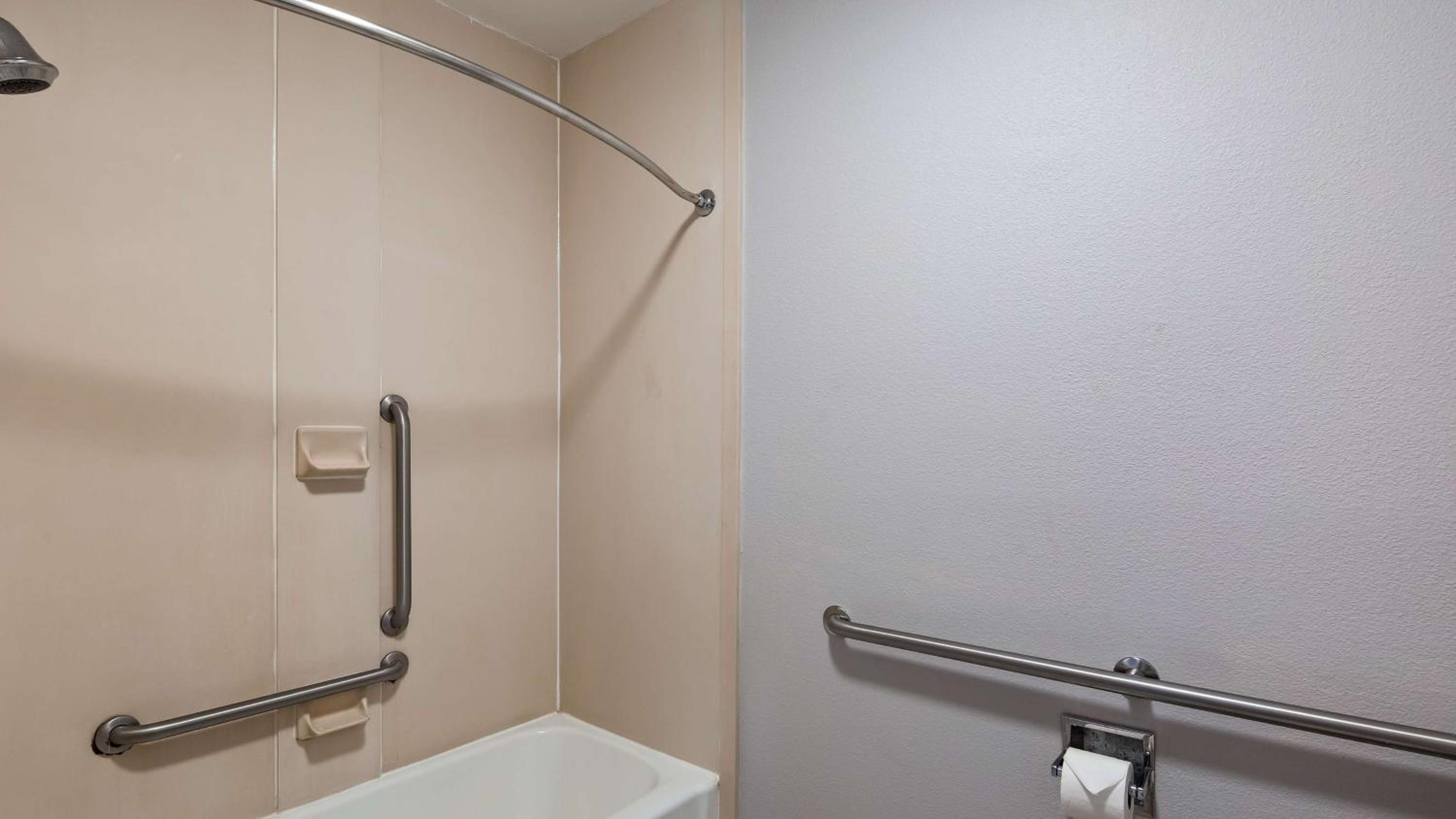 King Room with Bath Tub - Disability Access/Smoking photo 3