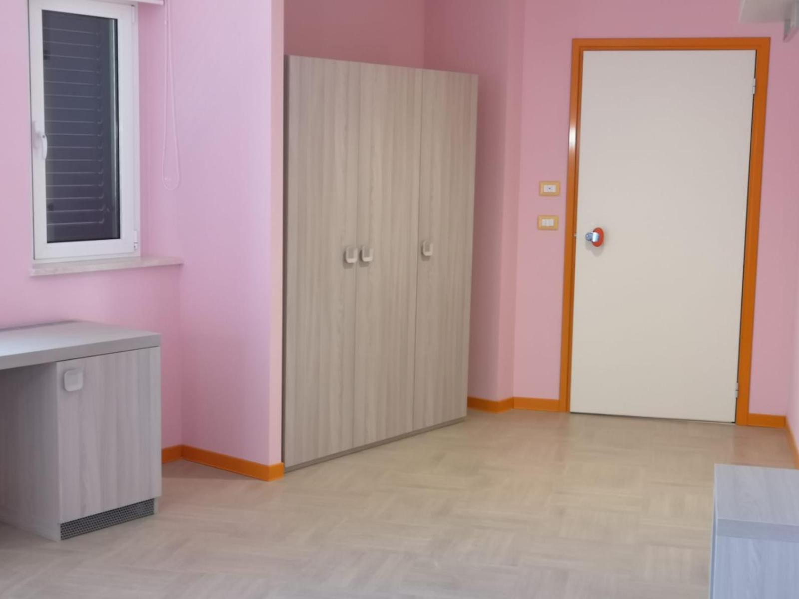 Twin Room with Private Bathroom - Photo 9