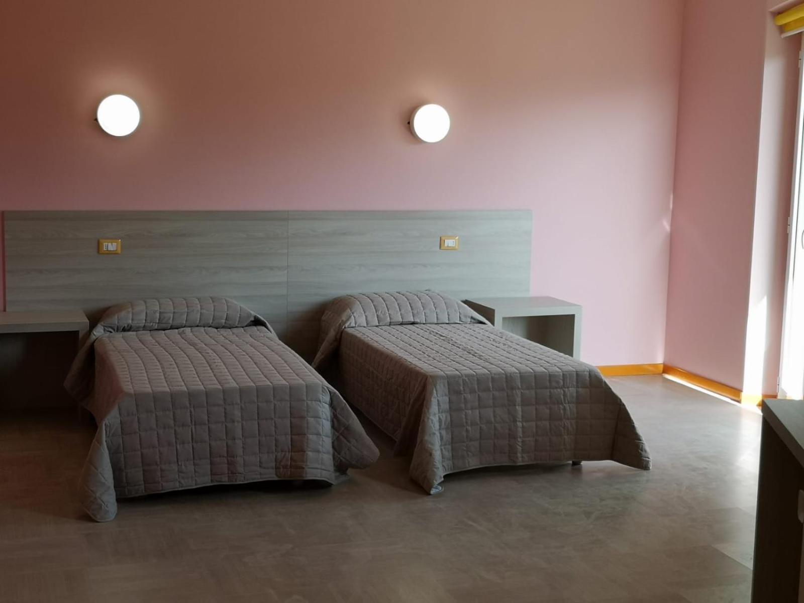 Twin Room with Private Bathroom - Photo 2
