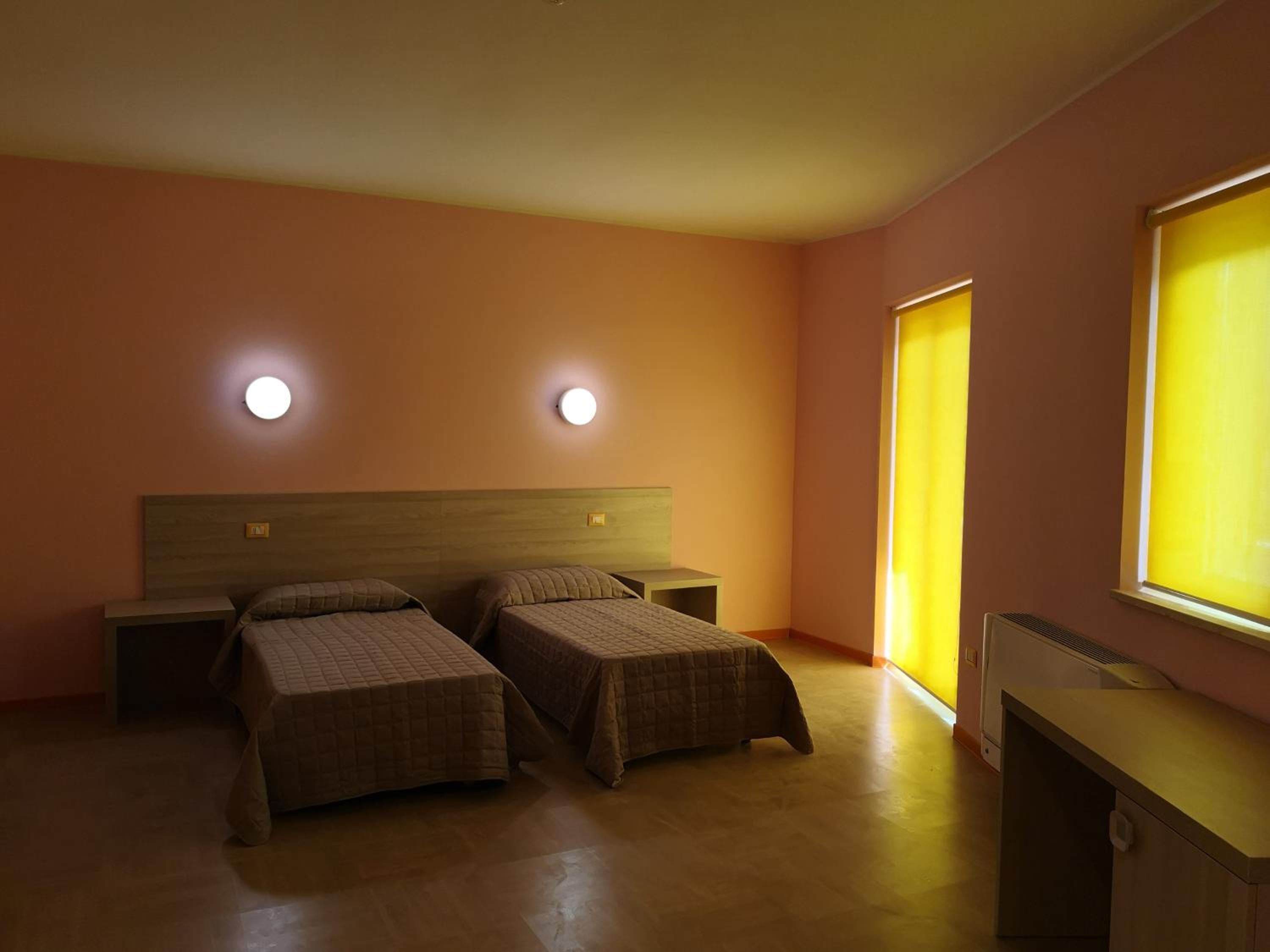 Twin Room with Private Bathroom - Photo 11