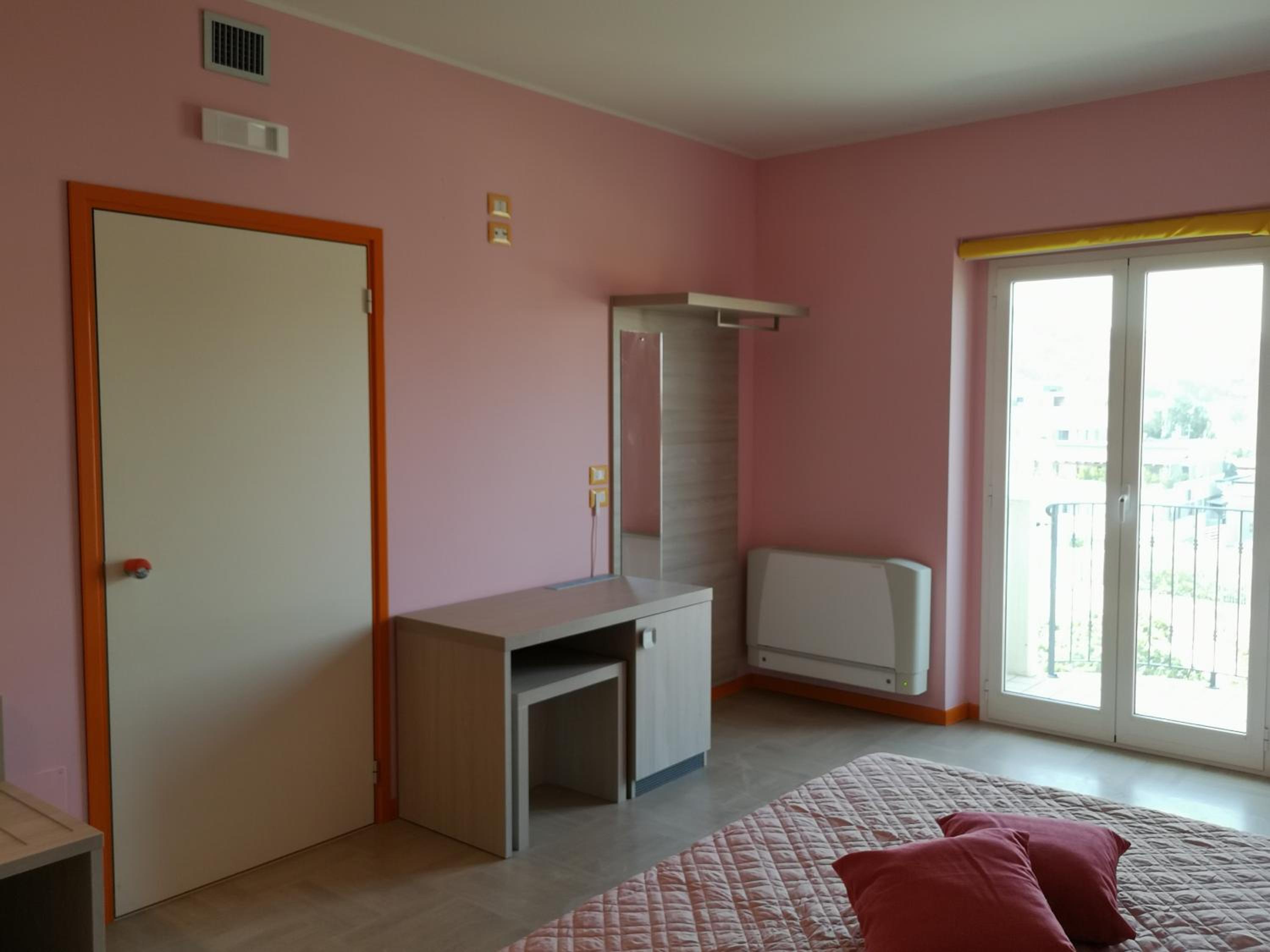 Large Double Room - Photo 2