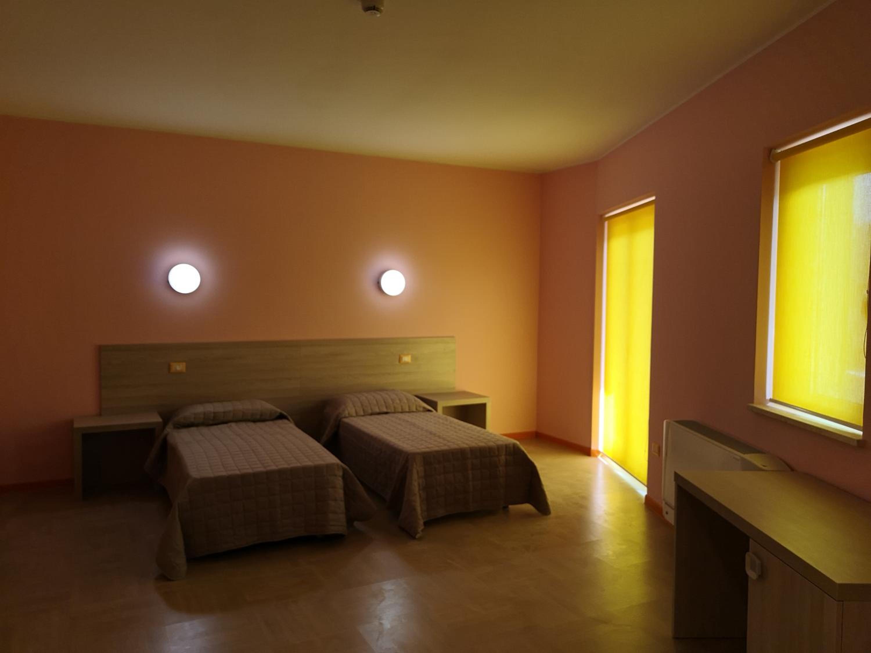 Twin Room with Private Bathroom - Photo 8