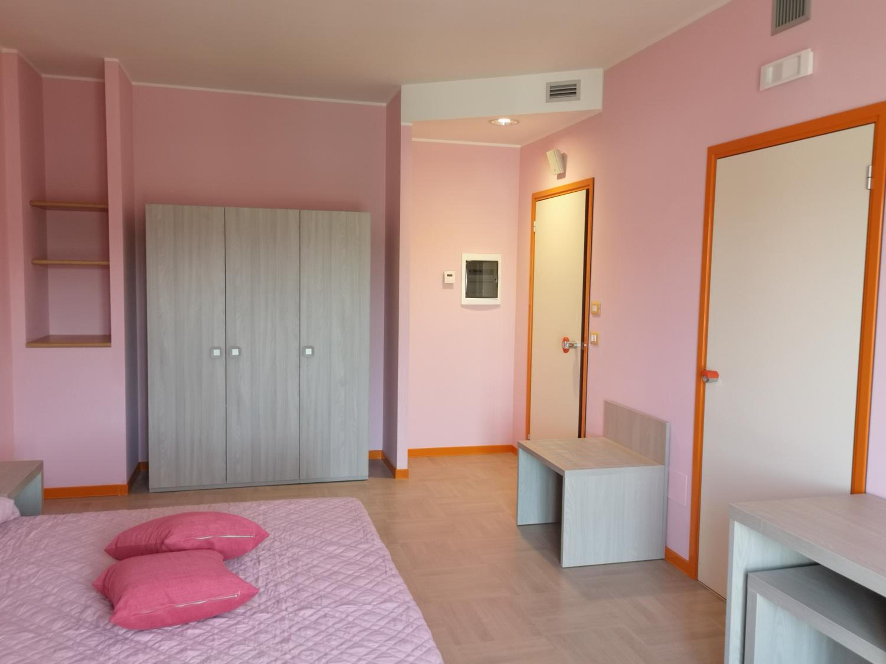 Large Double Room - Photo 11