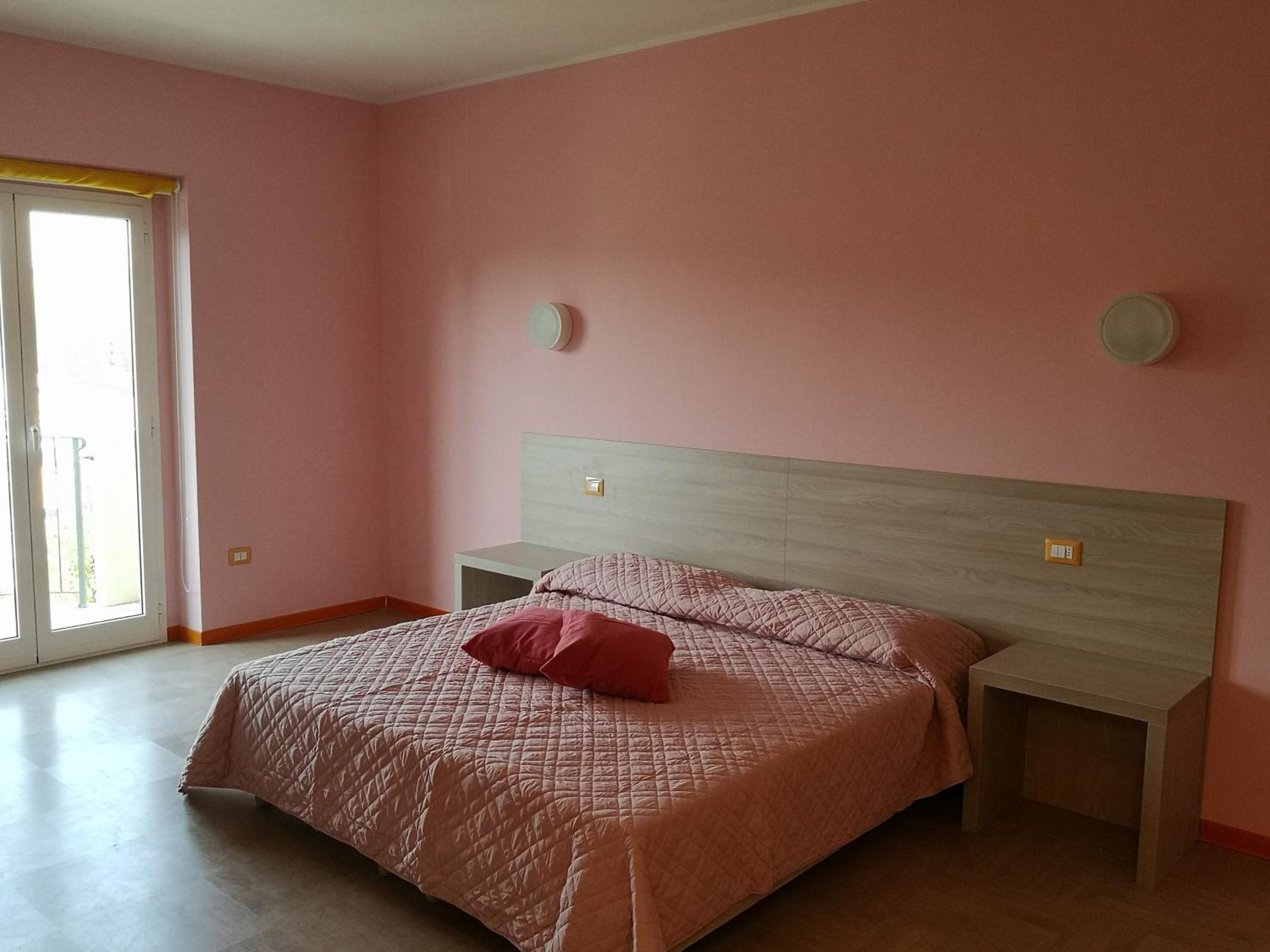 Large Double Room - Photo 8