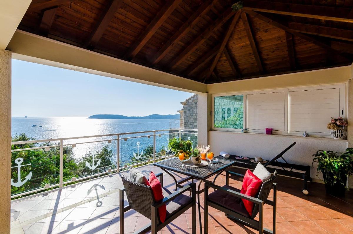 Studio Apartment with Patio and Sea View