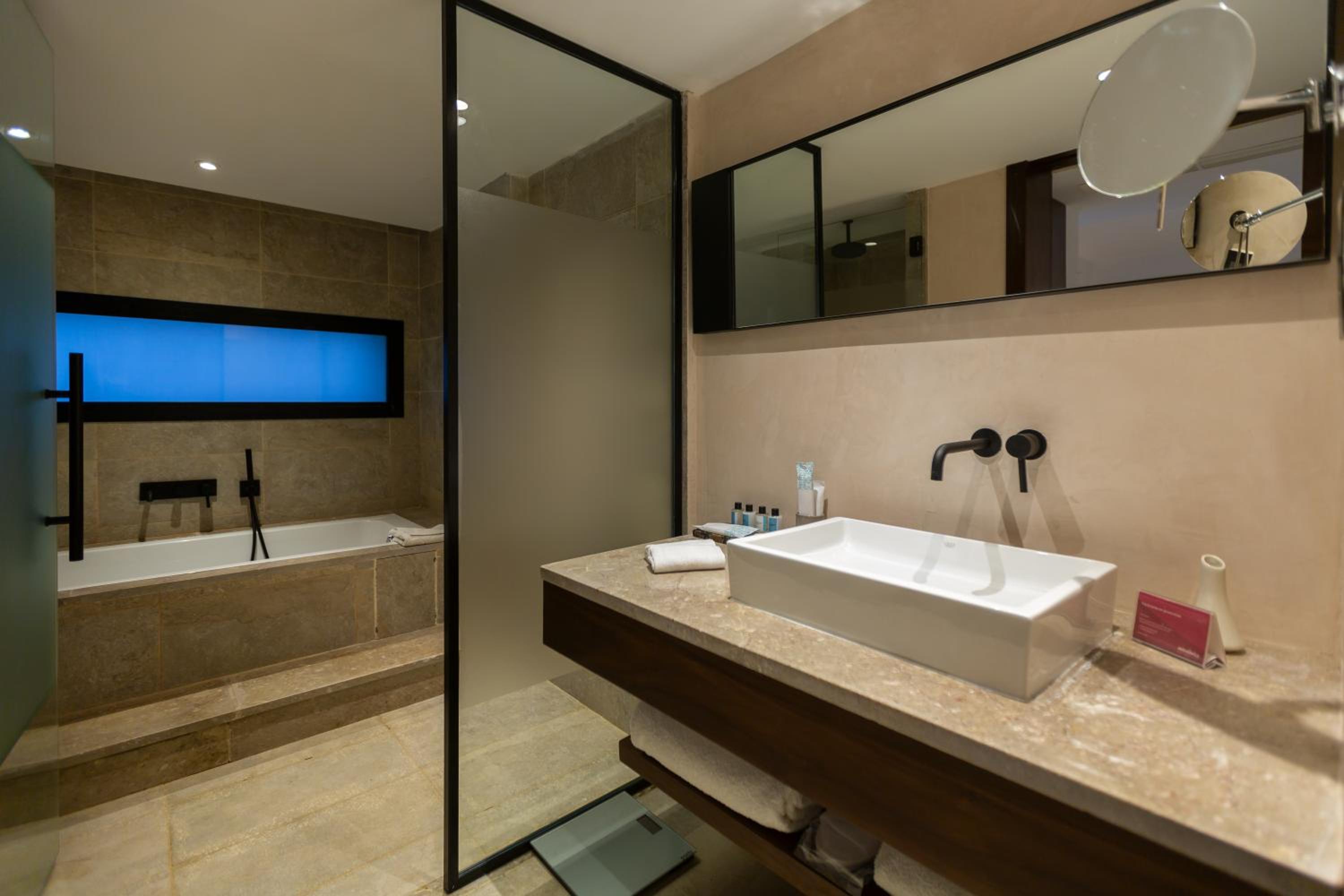 Superior King Room with Sea View - Photo 3