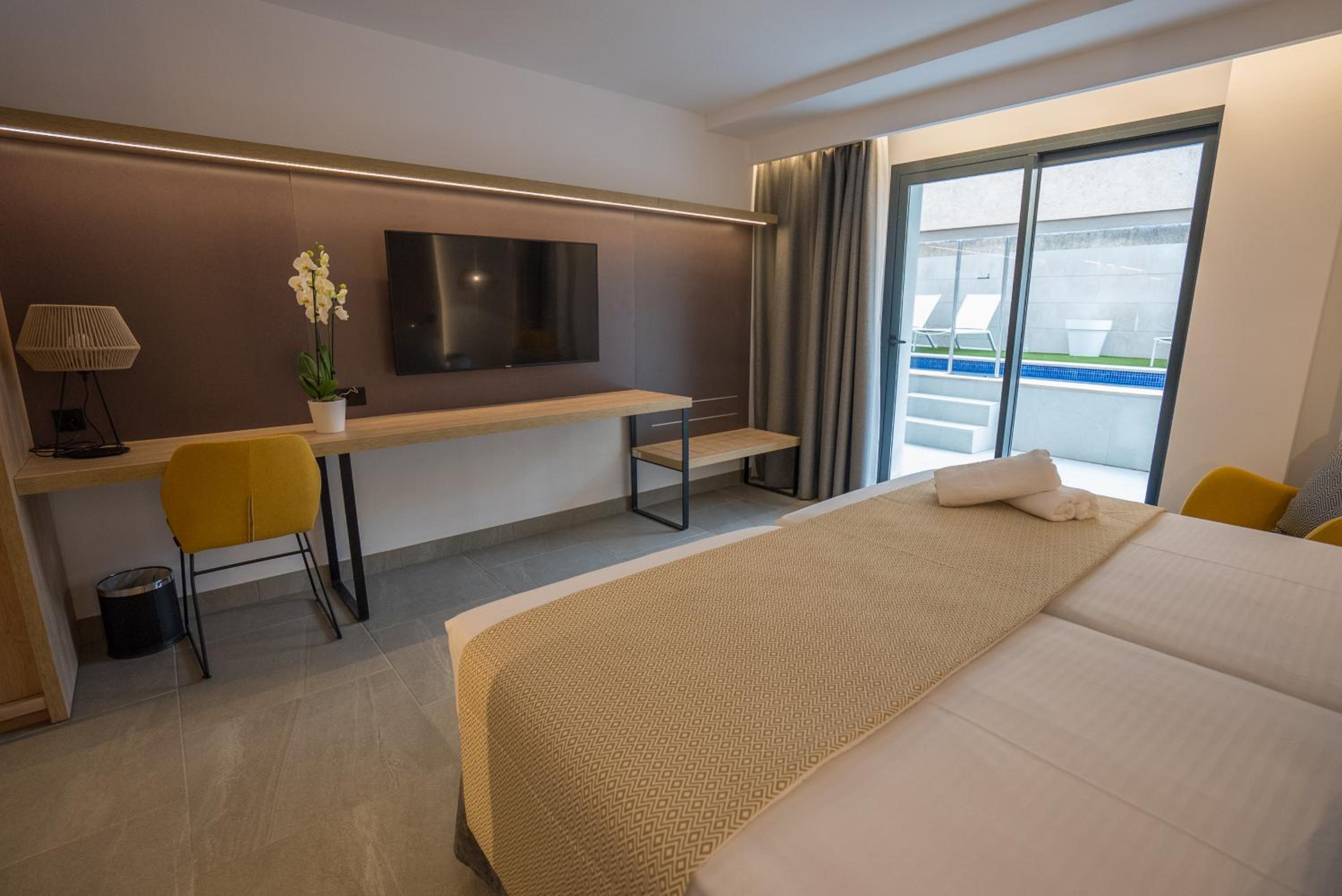 Junior Suite Swim Up (2 Adults) - Photo 1