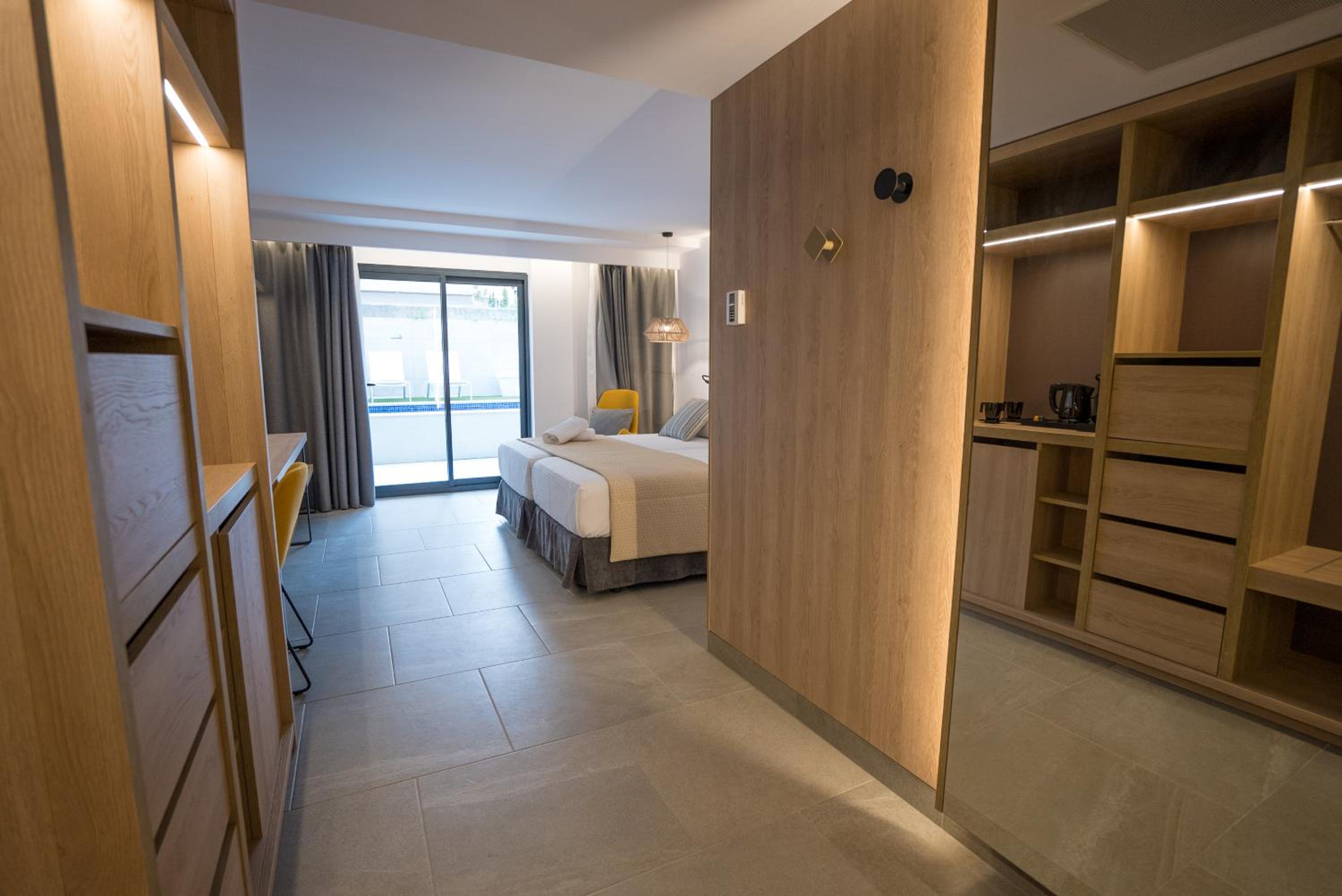 Junior Suite Swim Up (2 Adults) - Photo 6