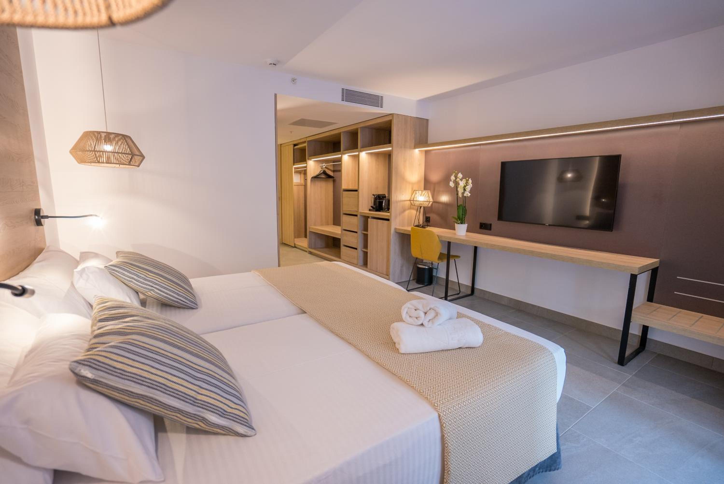 Junior Suite (2 Adults) - Photo 1