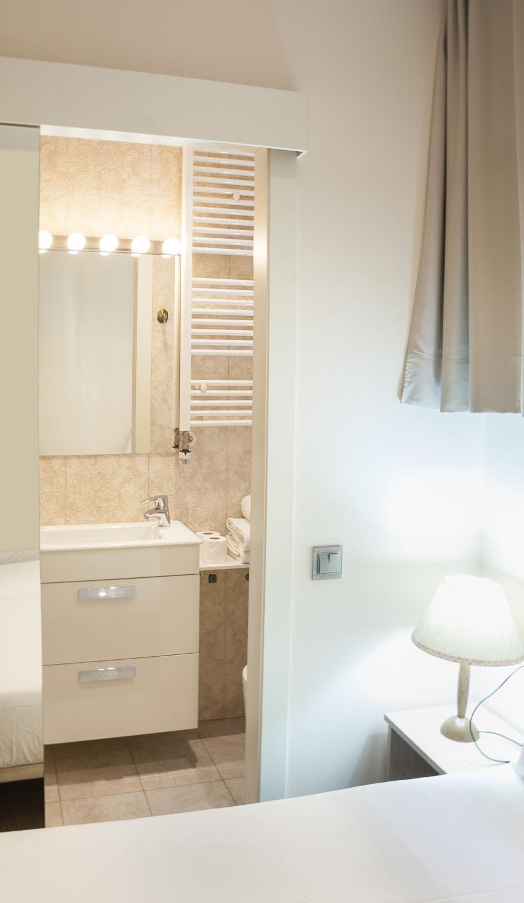 Quadruple Room with Private Bathroom photo 2