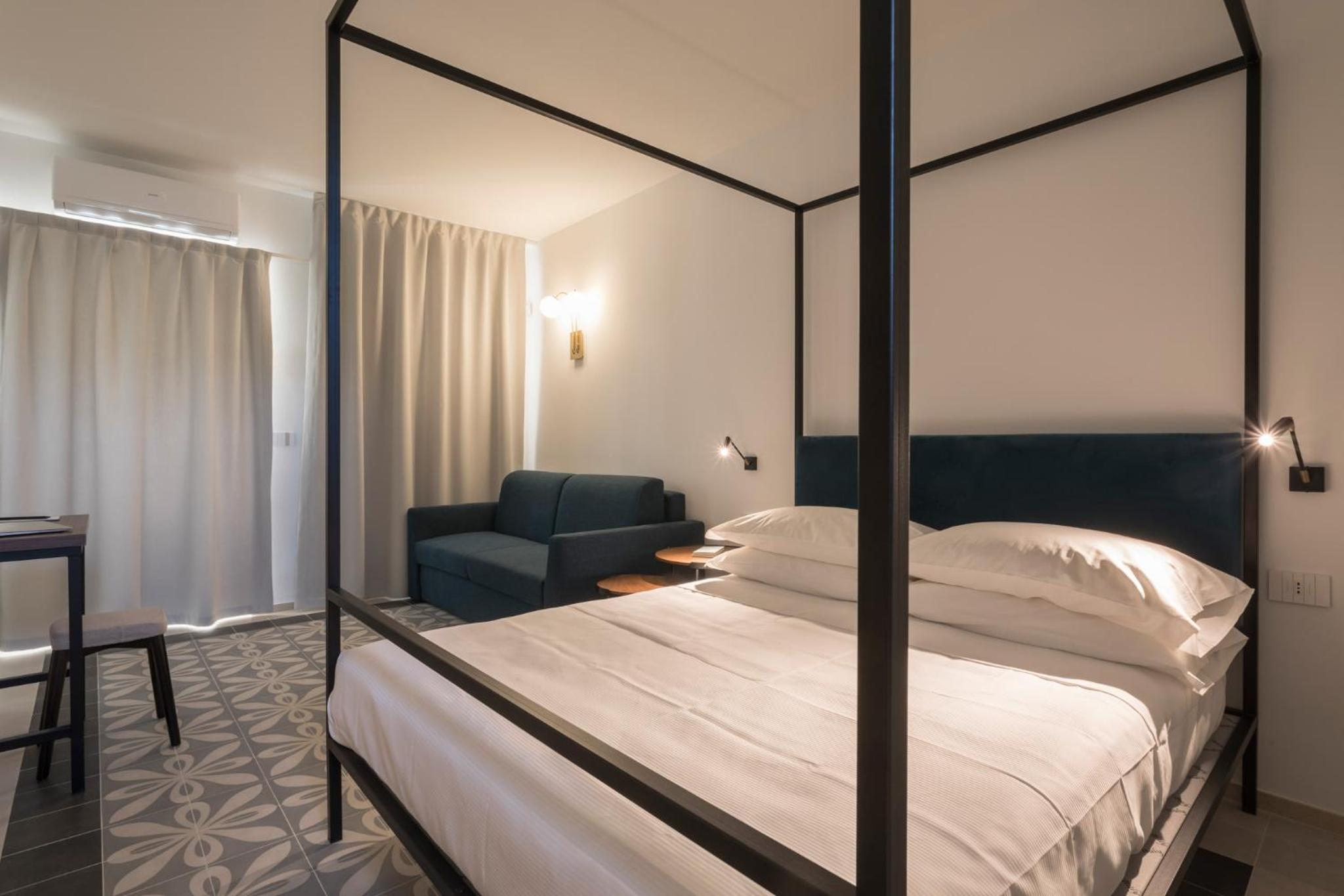 Deluxe Double Room - Photo 12