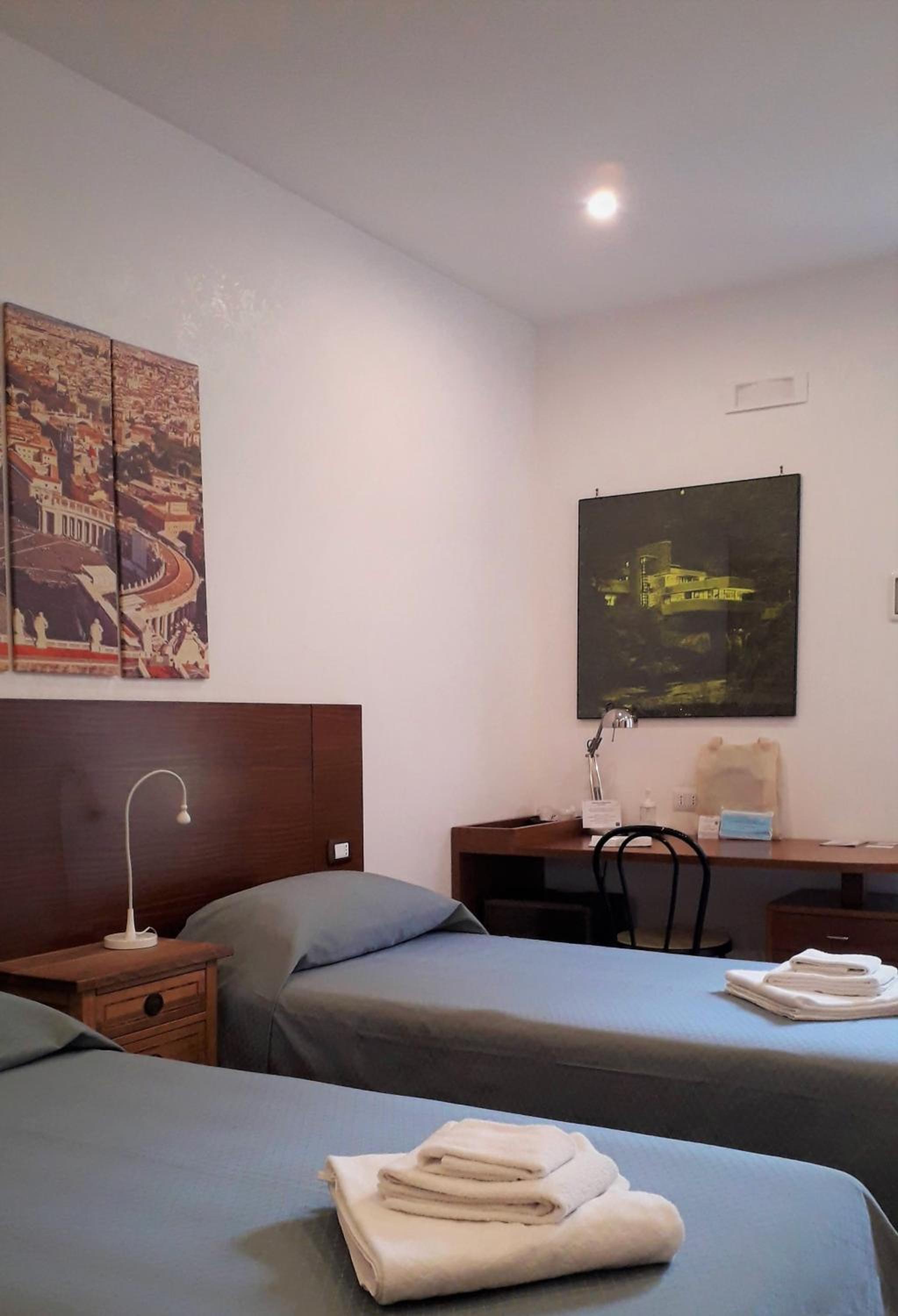 Double or Twin Room with Private Bathroom photo 2