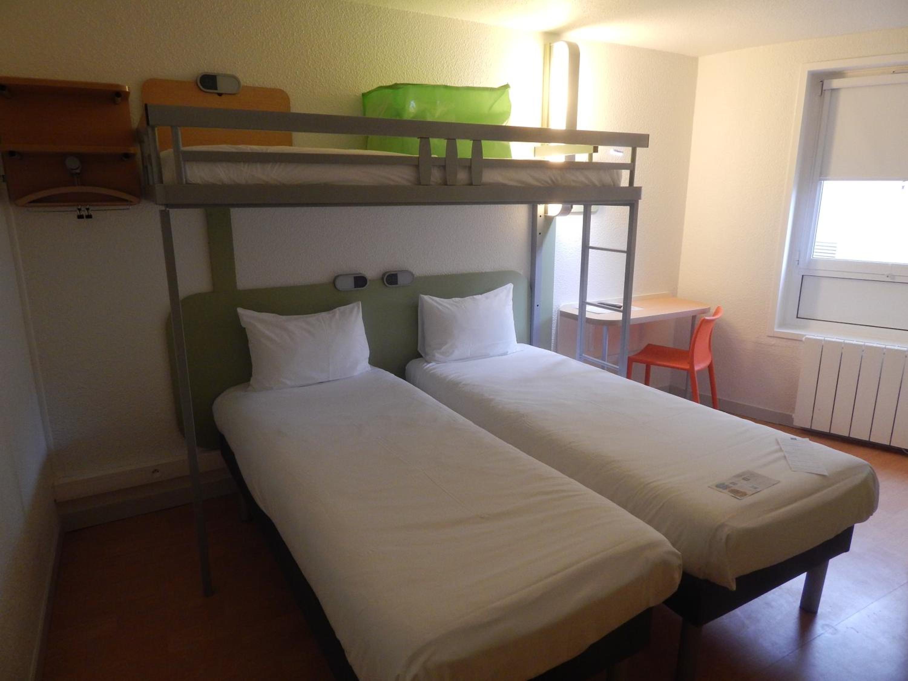 Triple Room with Three Single Beds photo 1