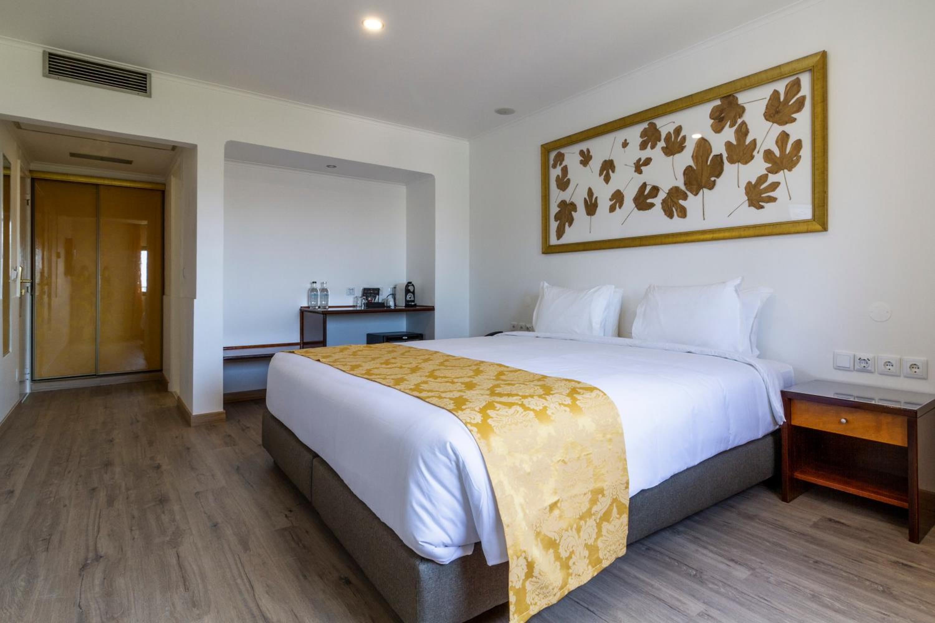 Standard King Room - Photo 2