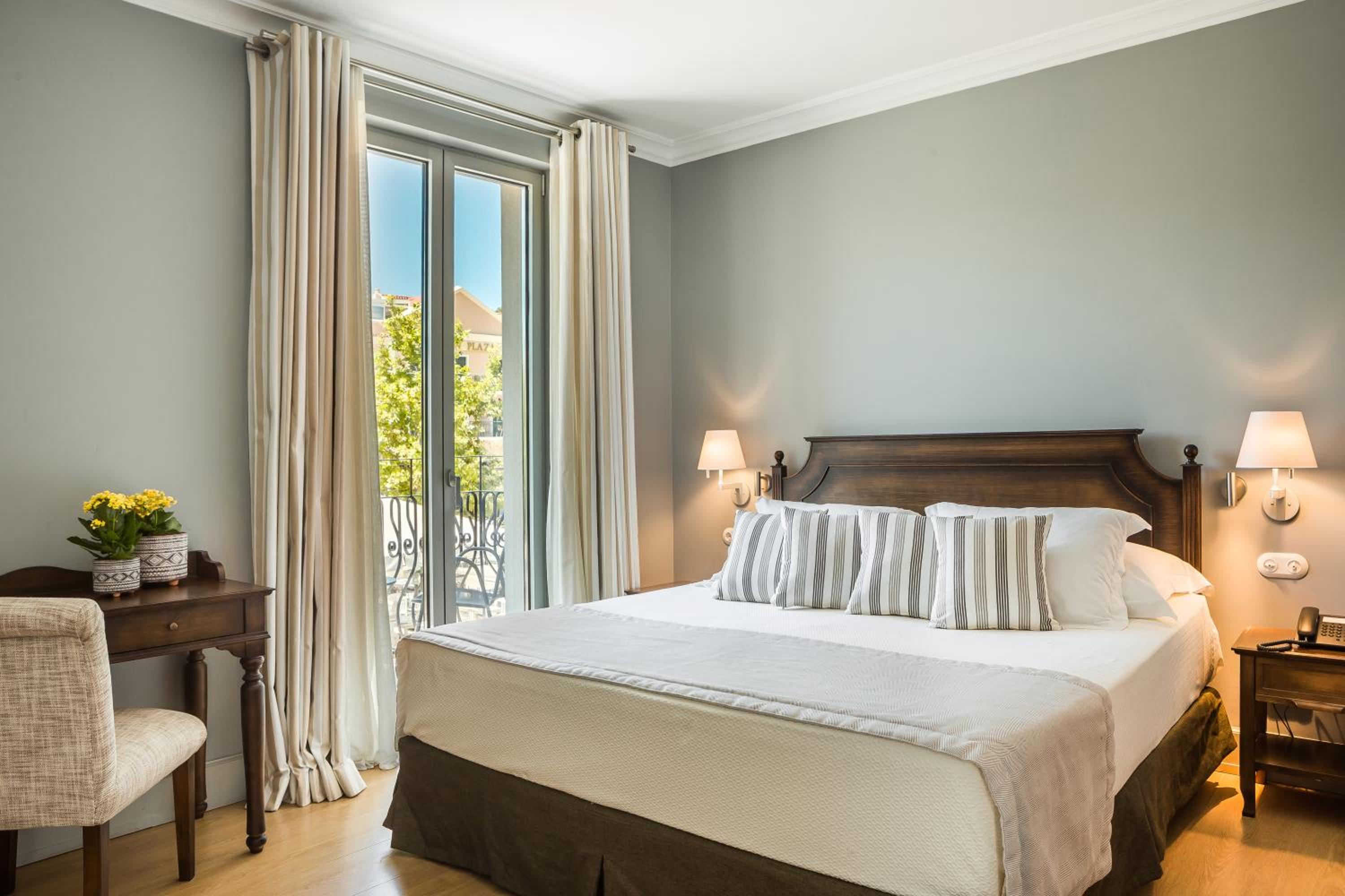 Junior Suite with town view