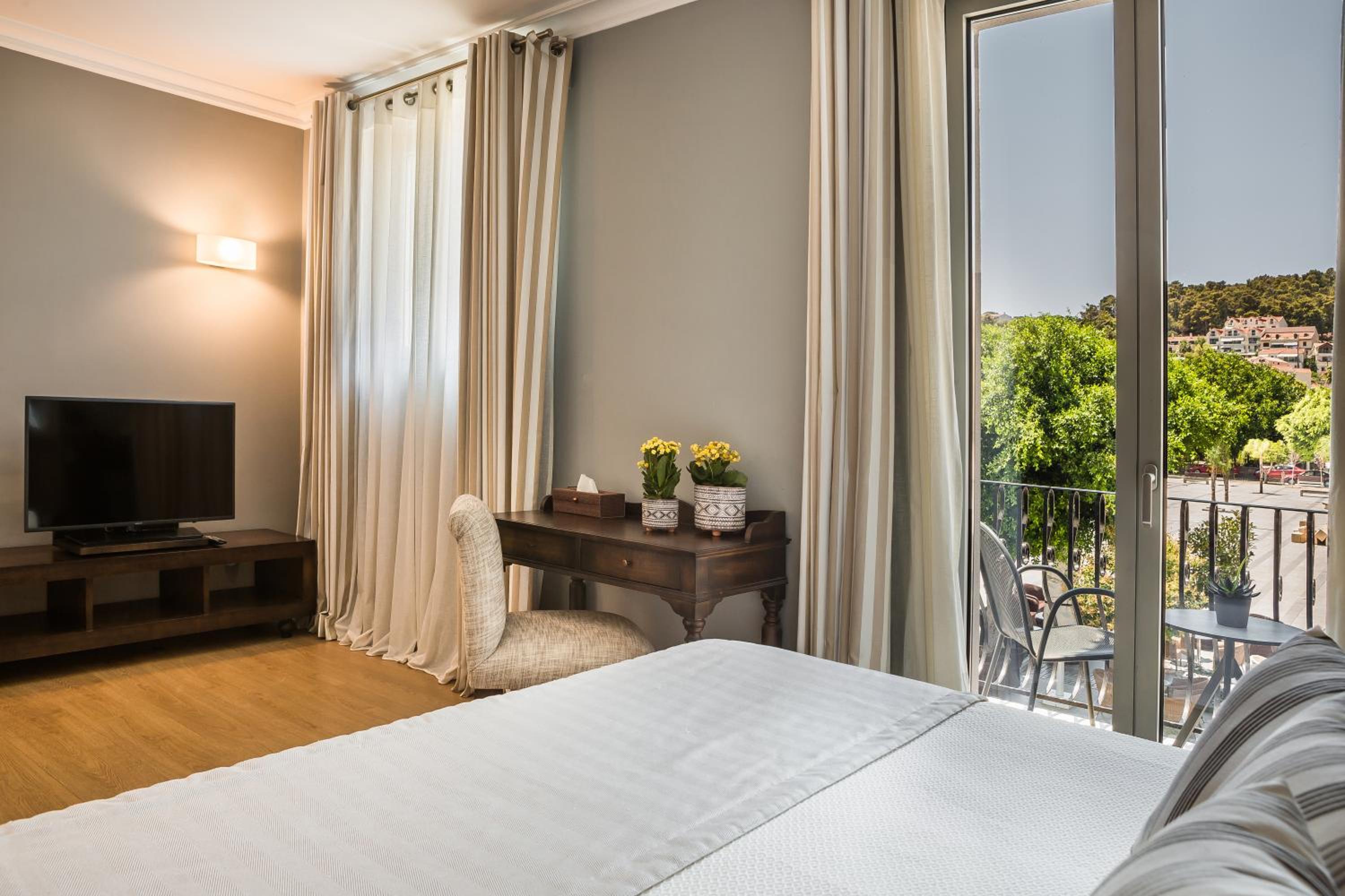 Junior Suite with town view photo 3
