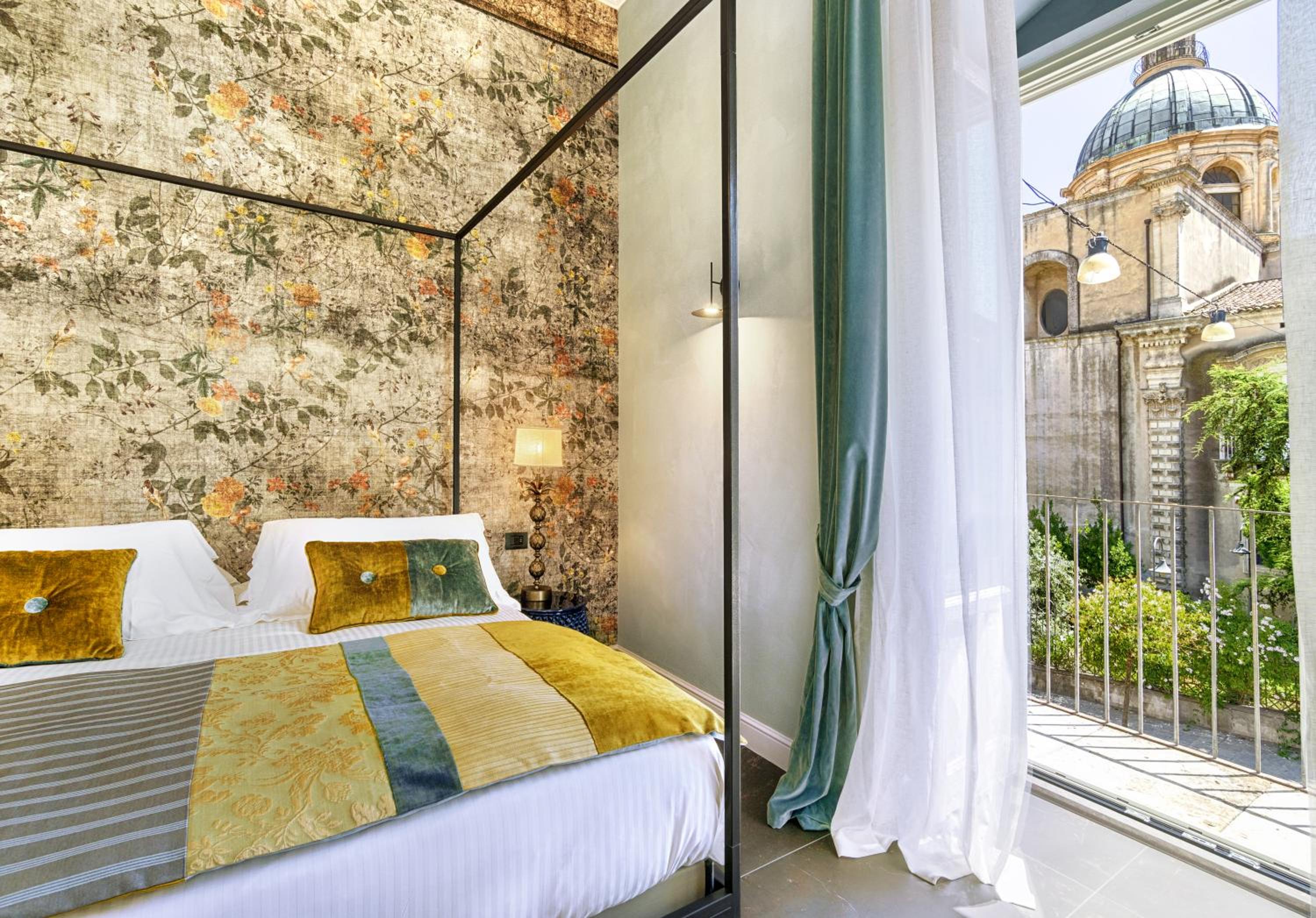 Junior Suite with Balcony - historic center view - Photo 2