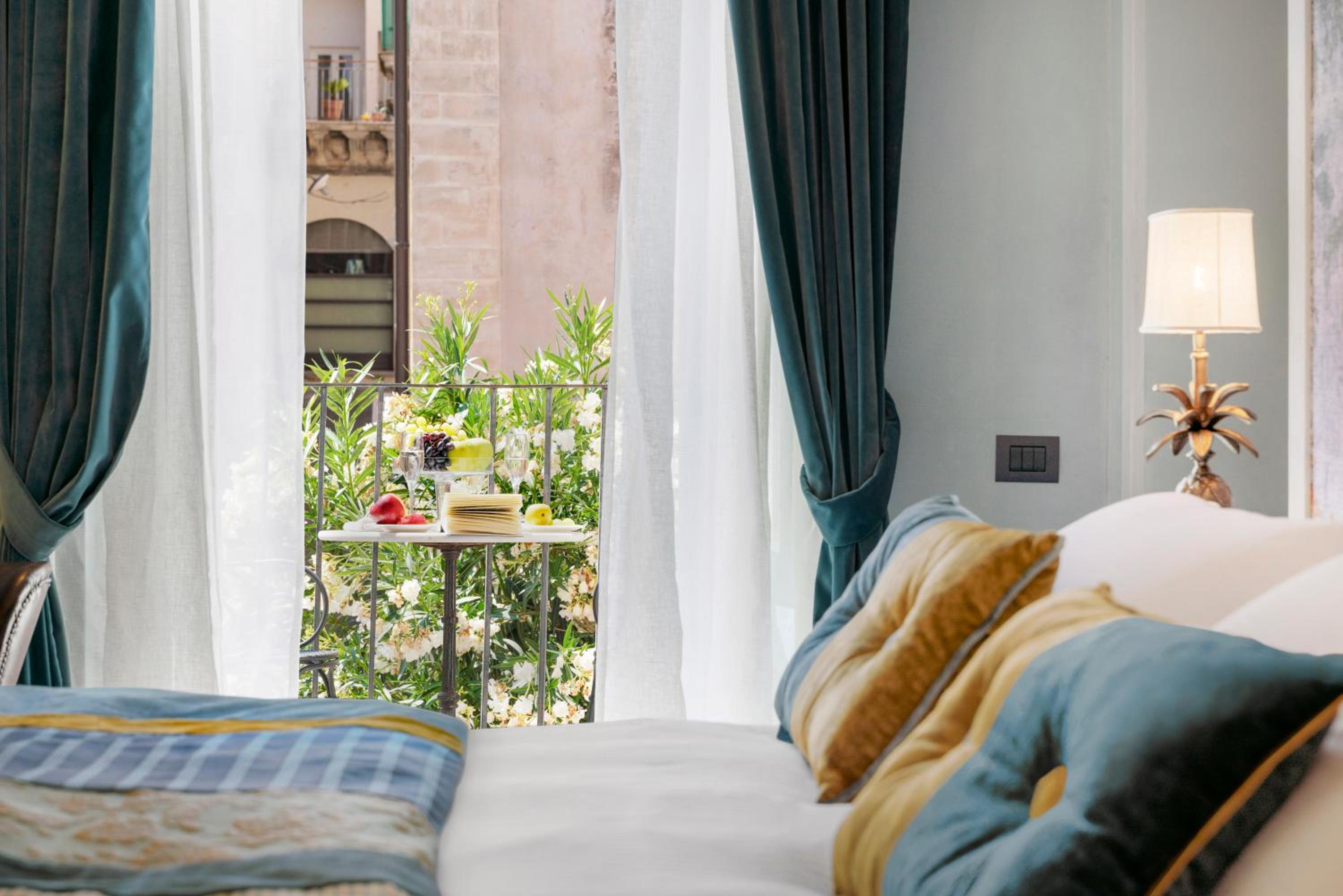 Junior Suite with Balcony - historic center view - Photo 5