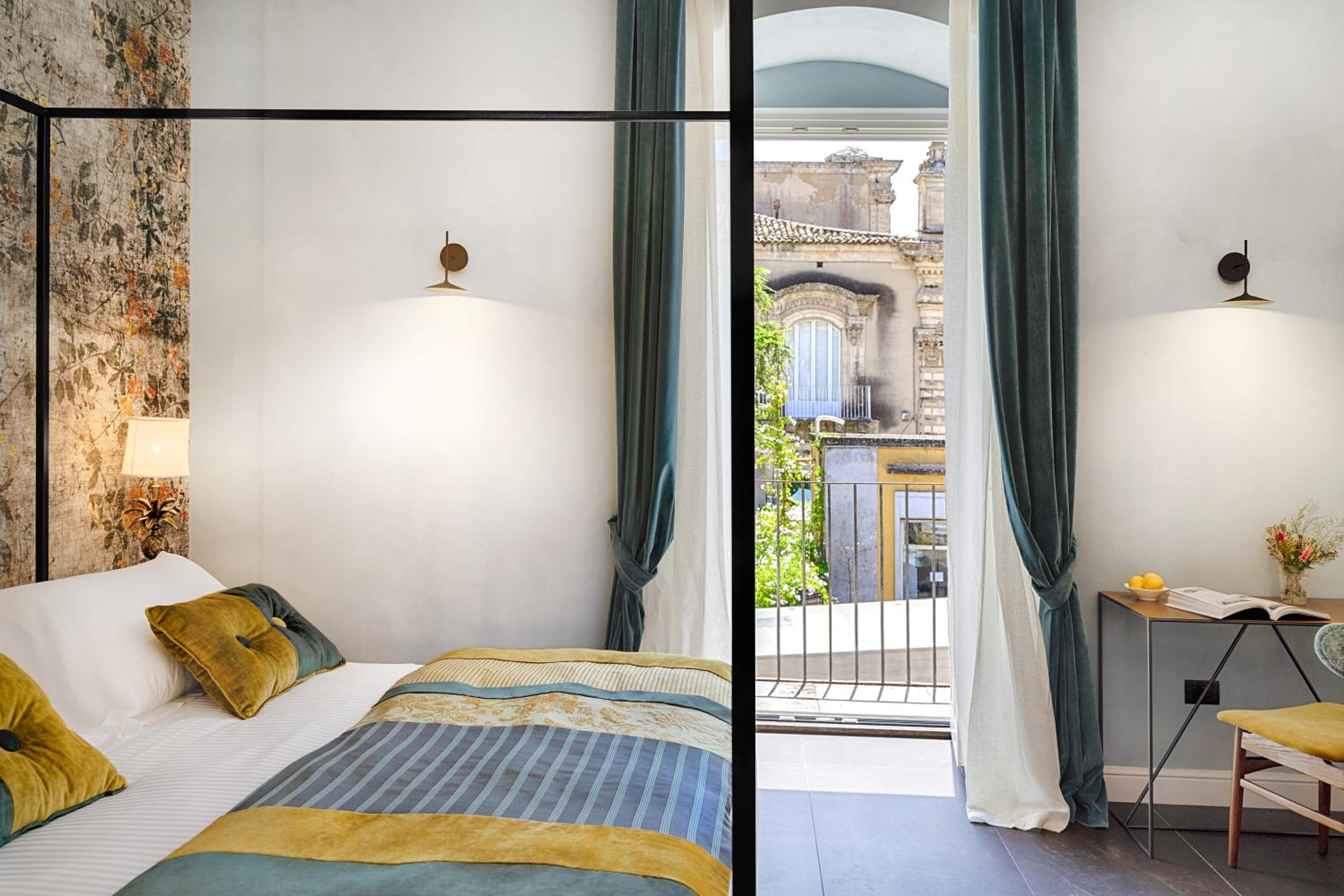 Junior Suite with Balcony - historic center view - Photo 4