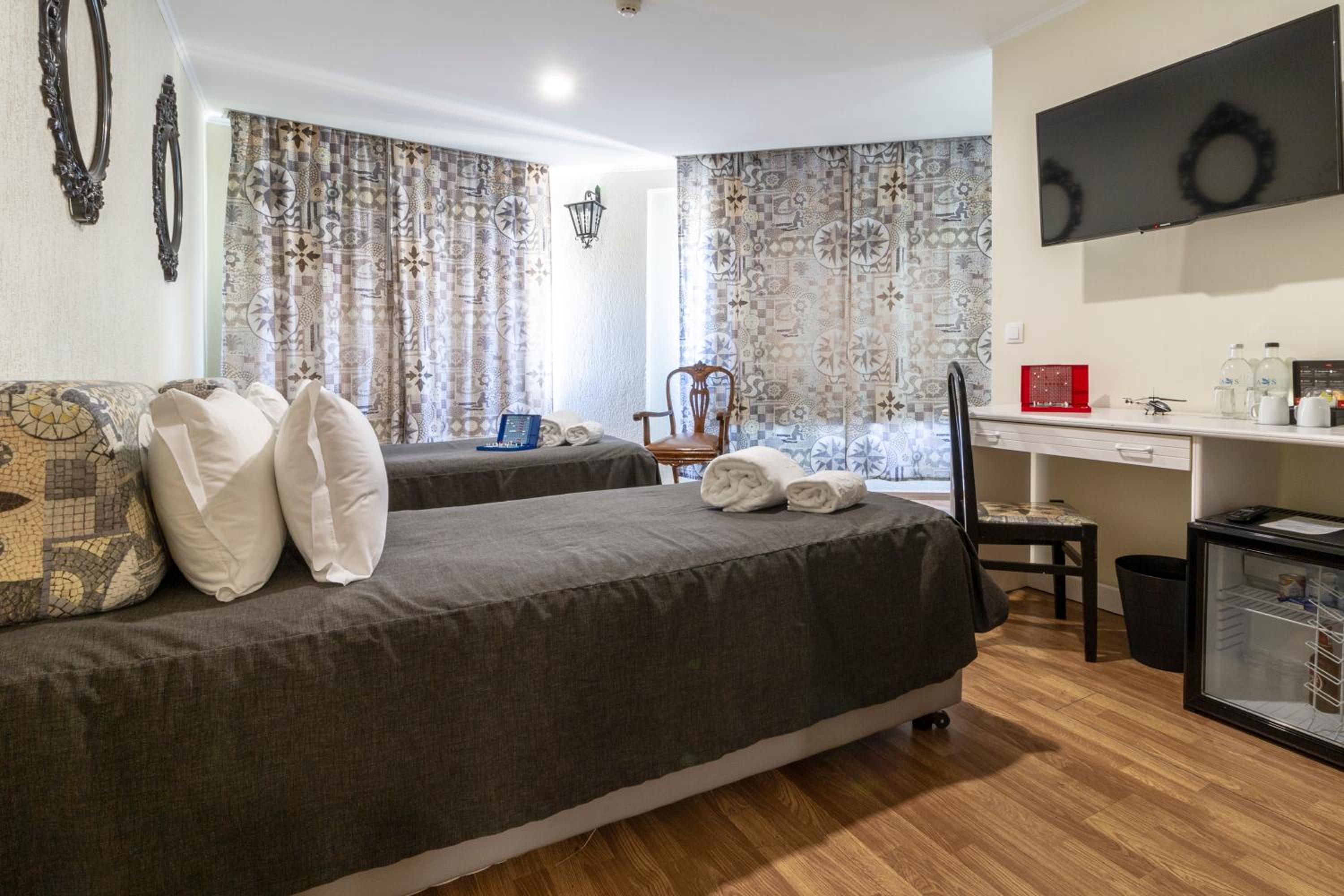 Family Room - Photo 2