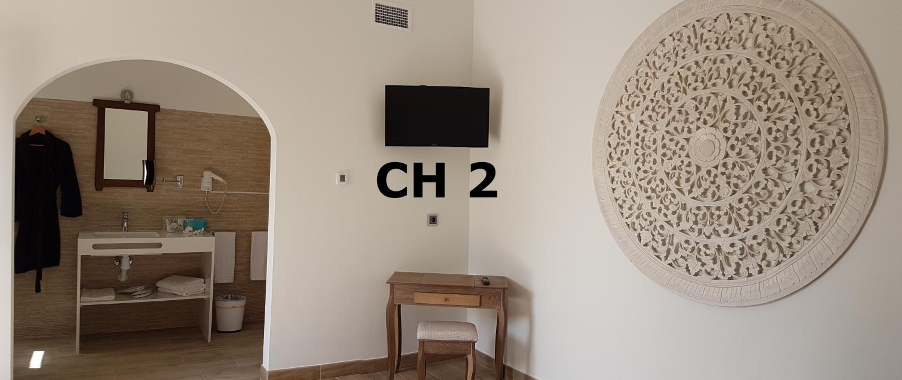 Habitación triple con vista a la piscina