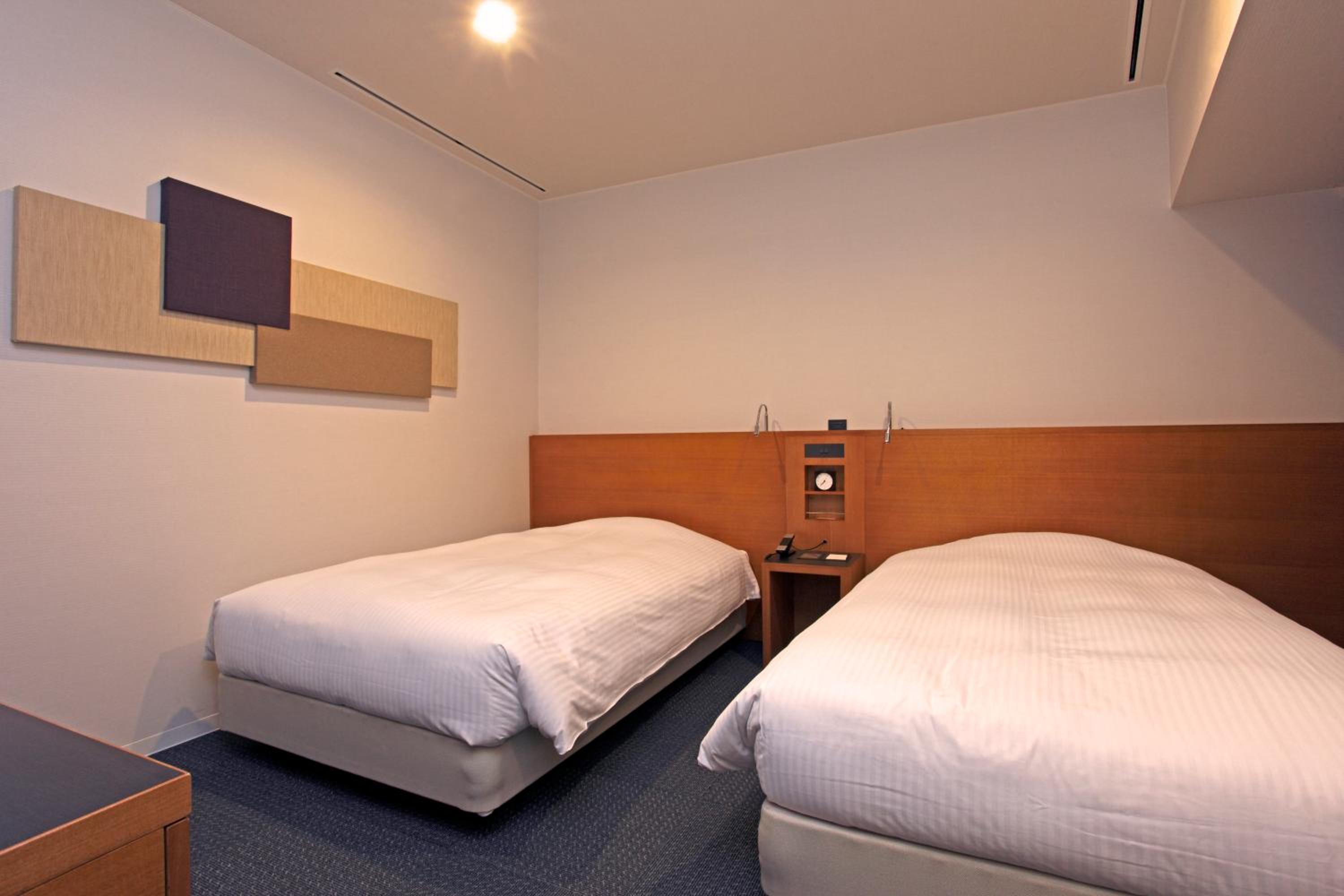 Twin Room - Smoking - Photo 6