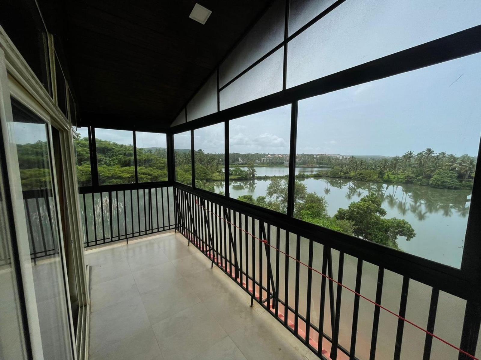 Family Room with Lake View photo 2