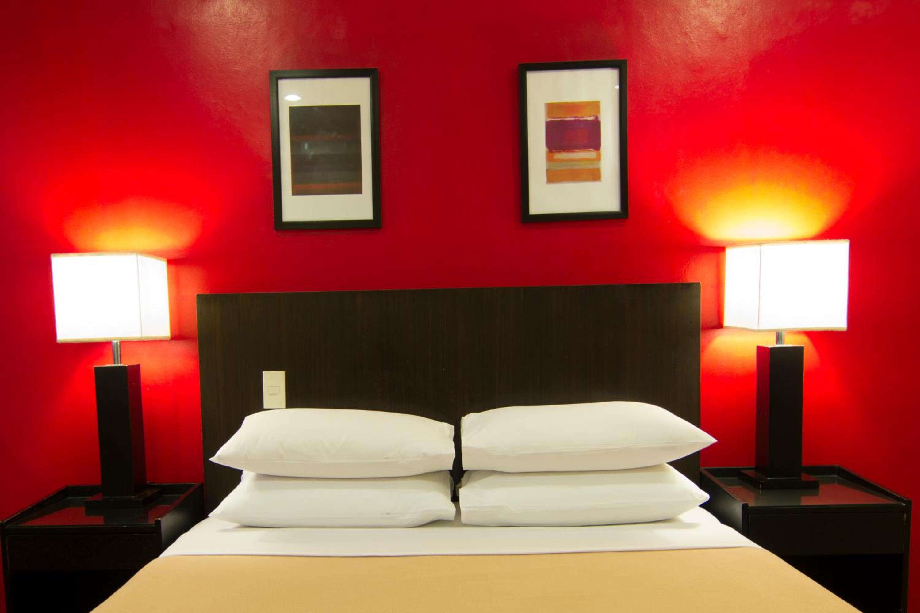 One-Bedroom Suite - Photo 3