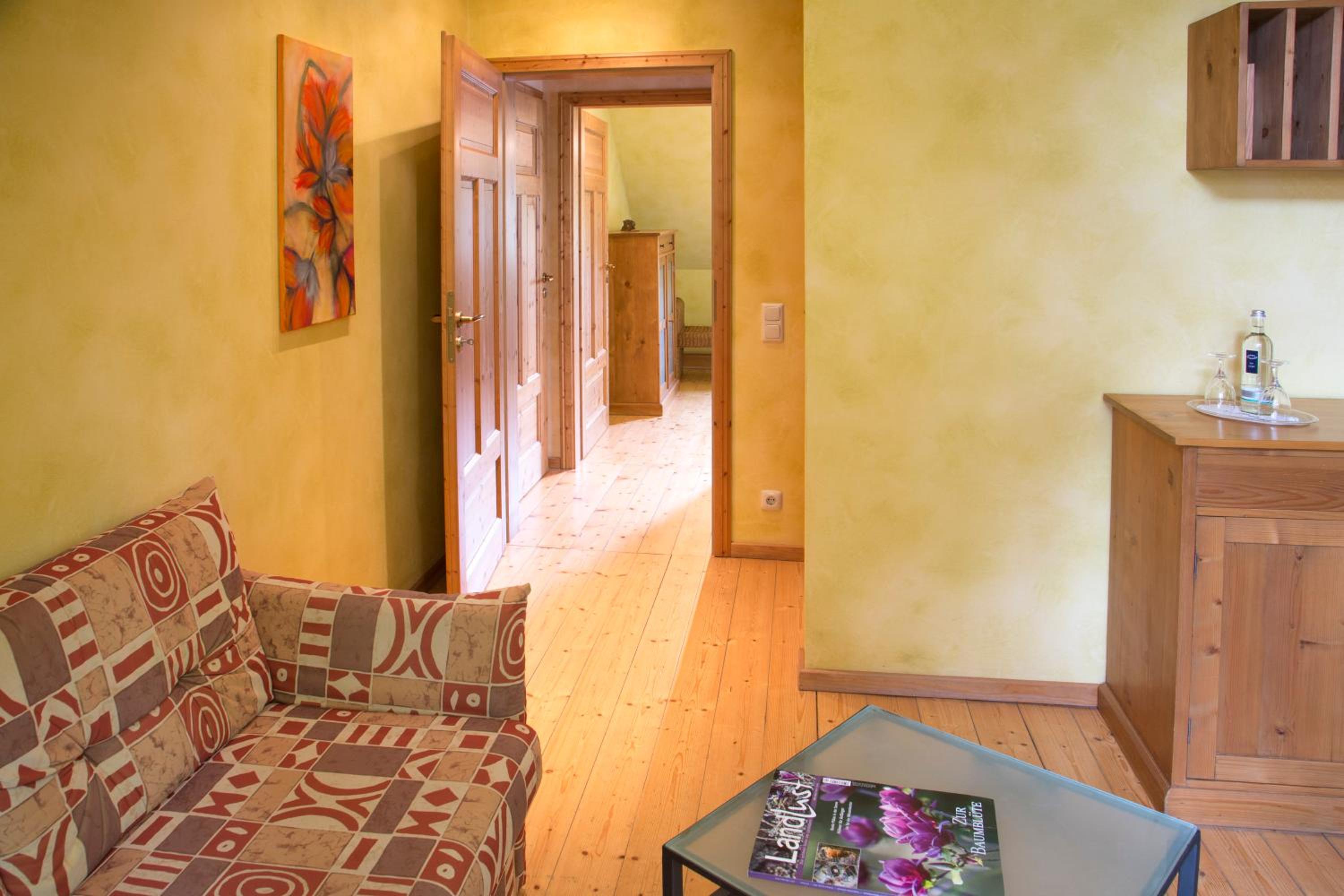 Suite - Photo 1
