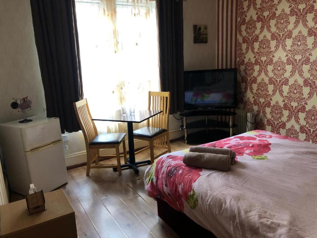 Double Room with Private Bathroom photo 2