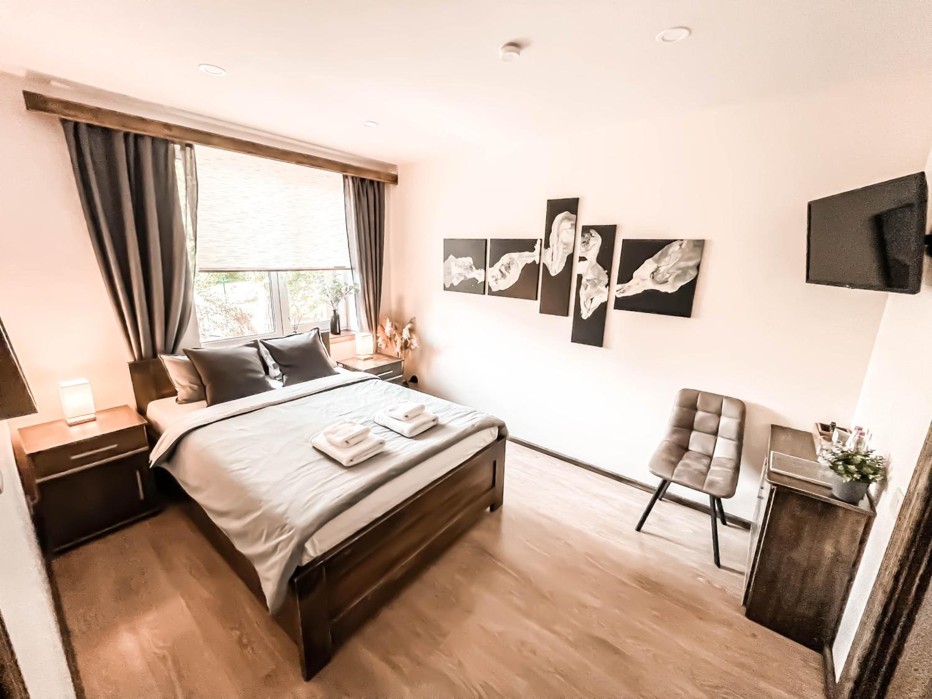 Double Room with Private Bathroom - Photo 11