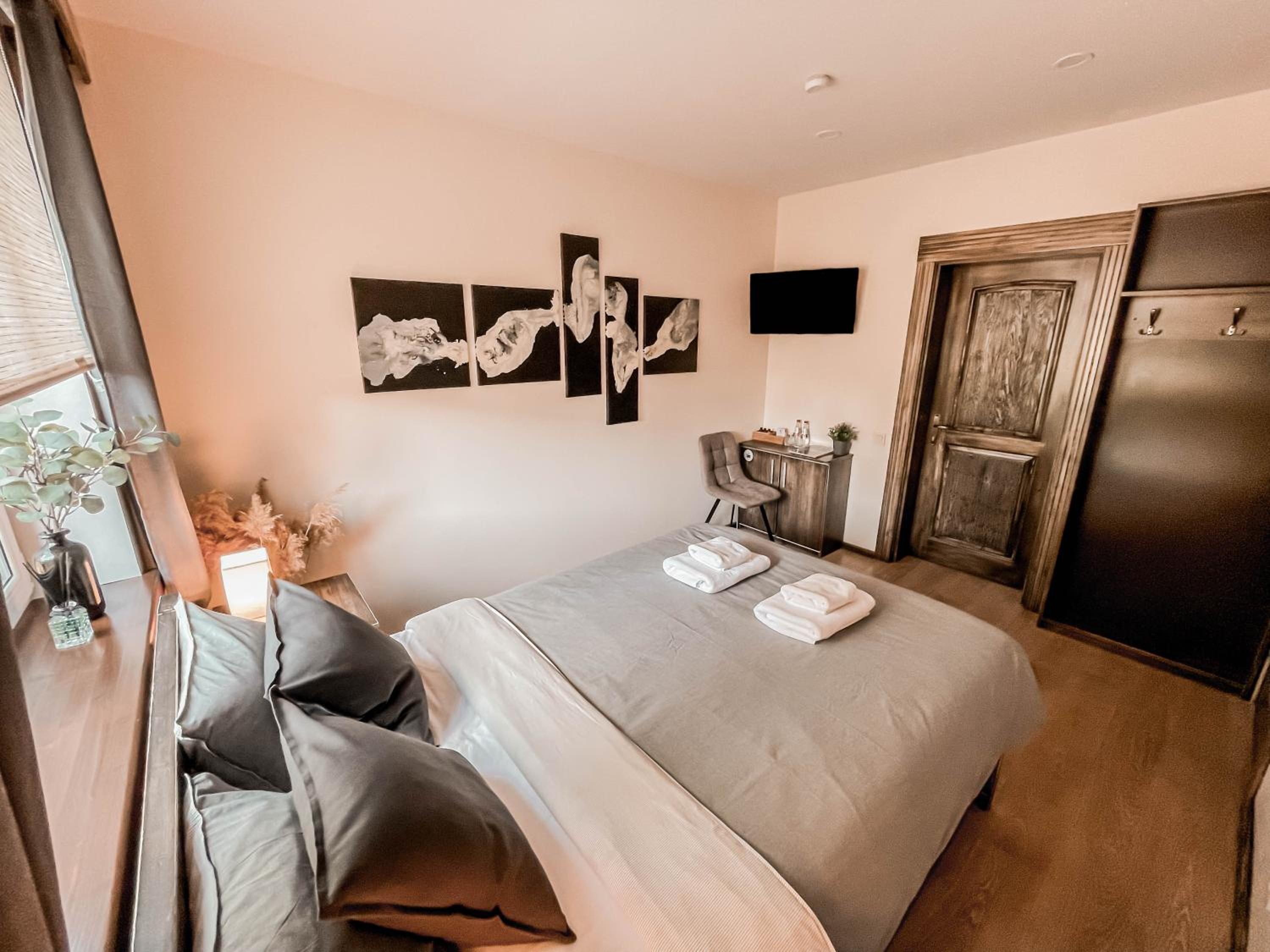 Double Room with Private Bathroom - Photo 9