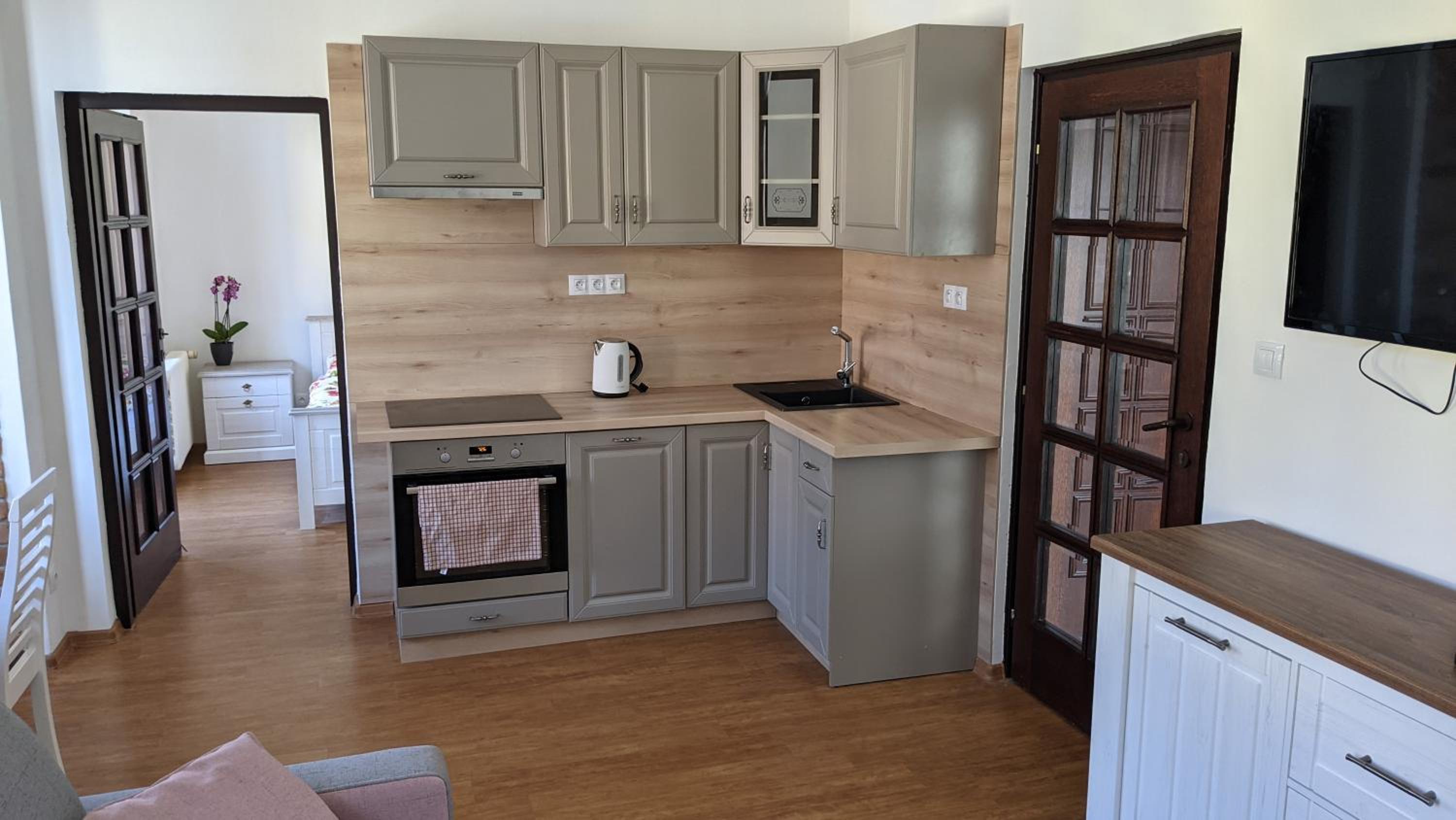 Apartment with Balcony - Photo 4