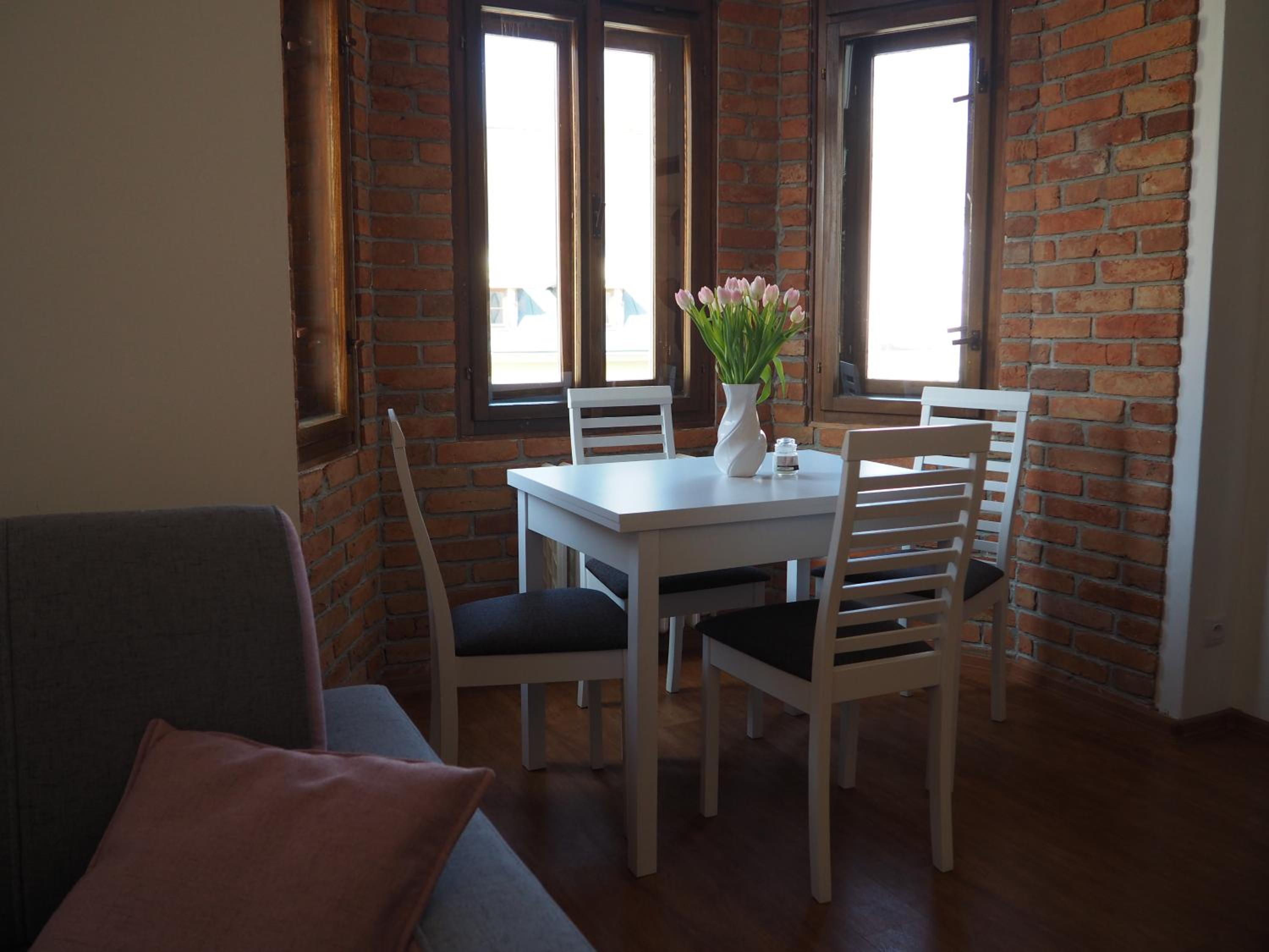 Apartment with Balcony - Photo 3