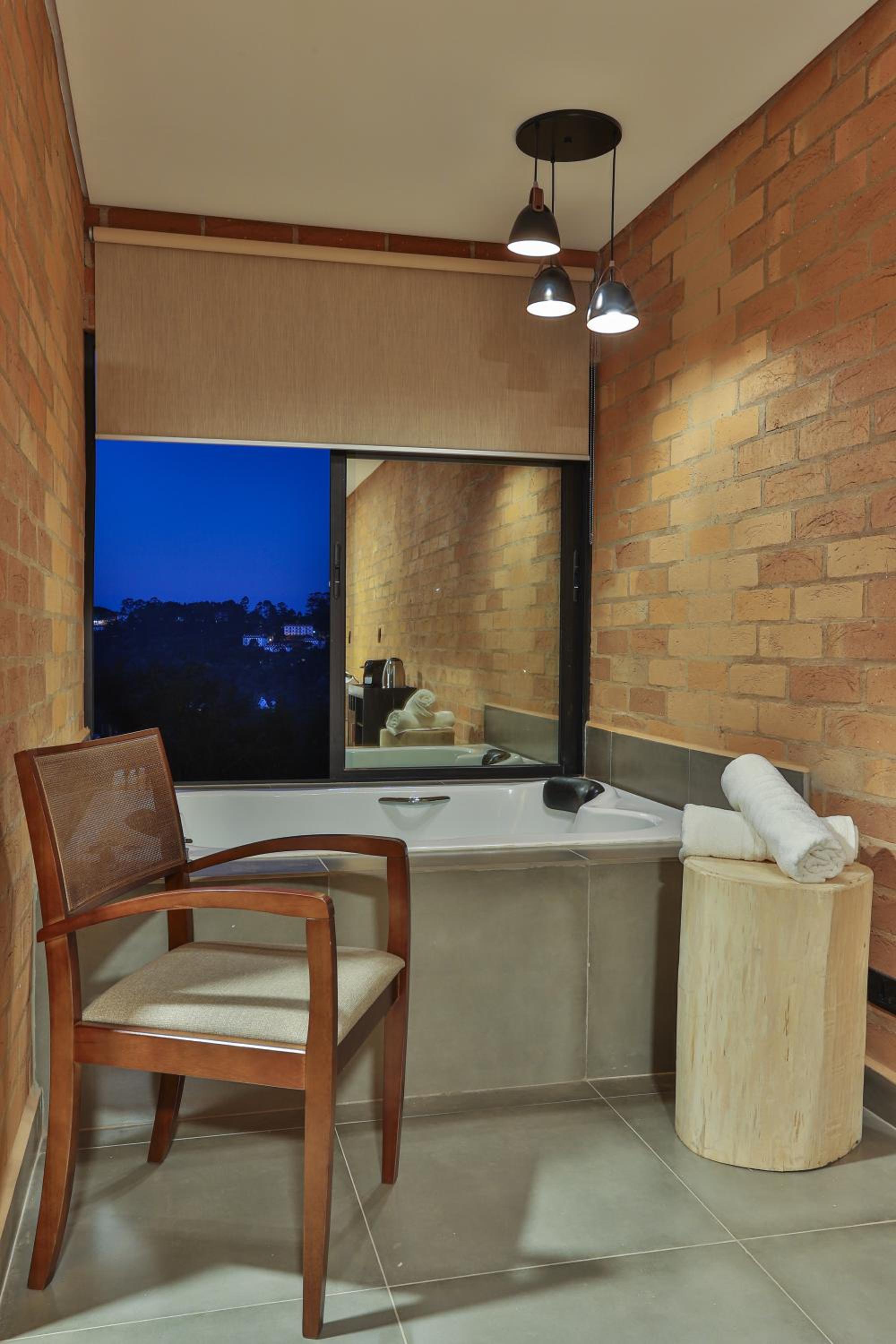 Deluxe Suite with Spa Bath photo 2