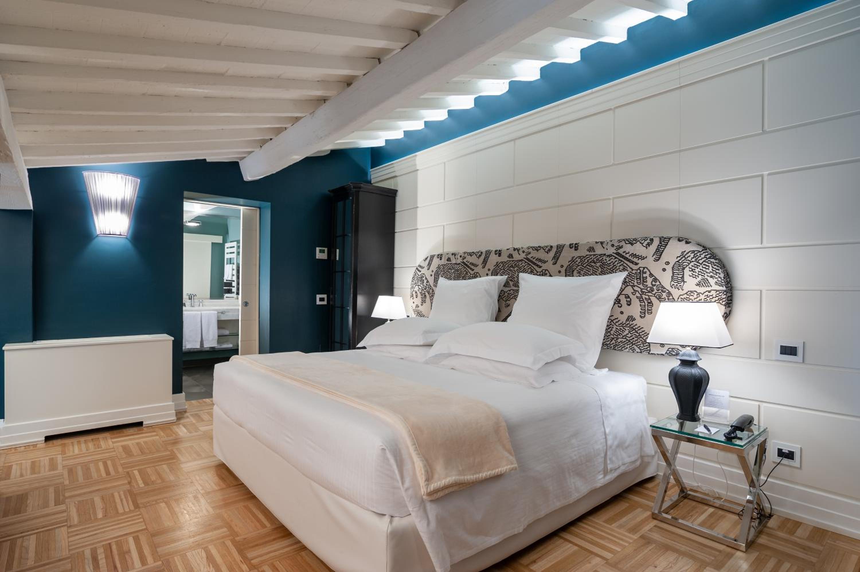 Suite - Photo 11