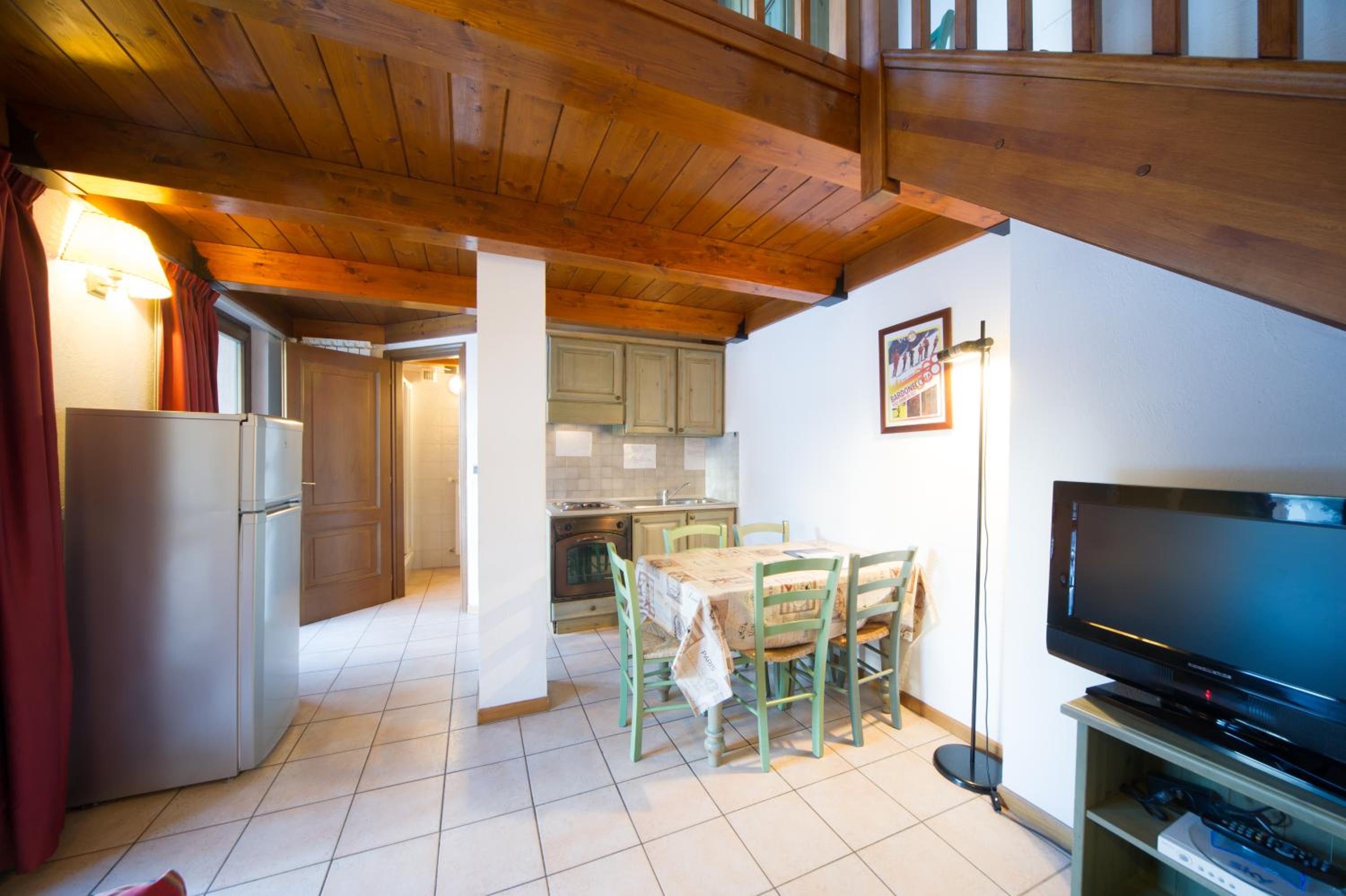 One-Bedroom Apartment - Photo 2