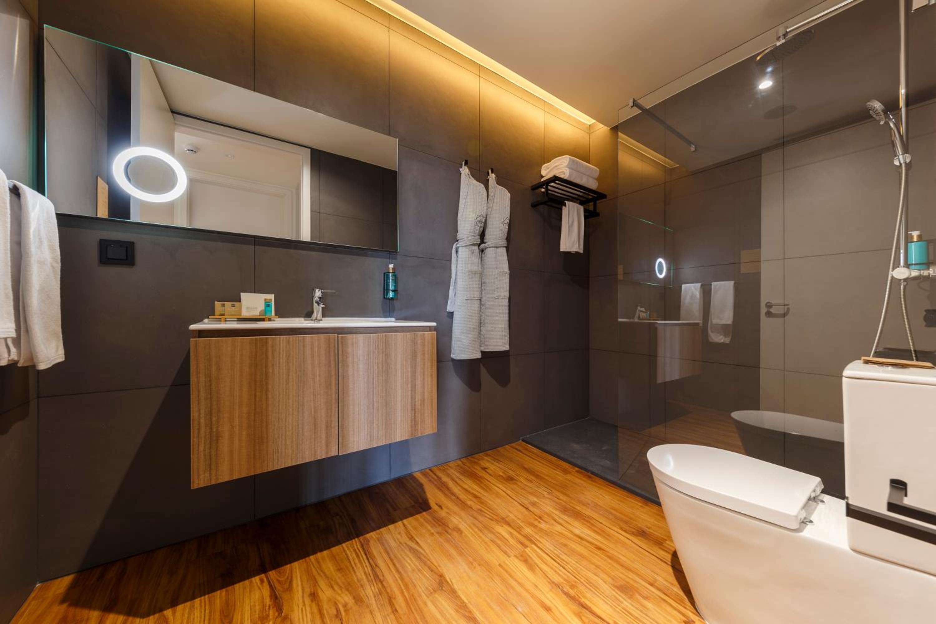 Superior One-Bedroom Apartment - Photo 5