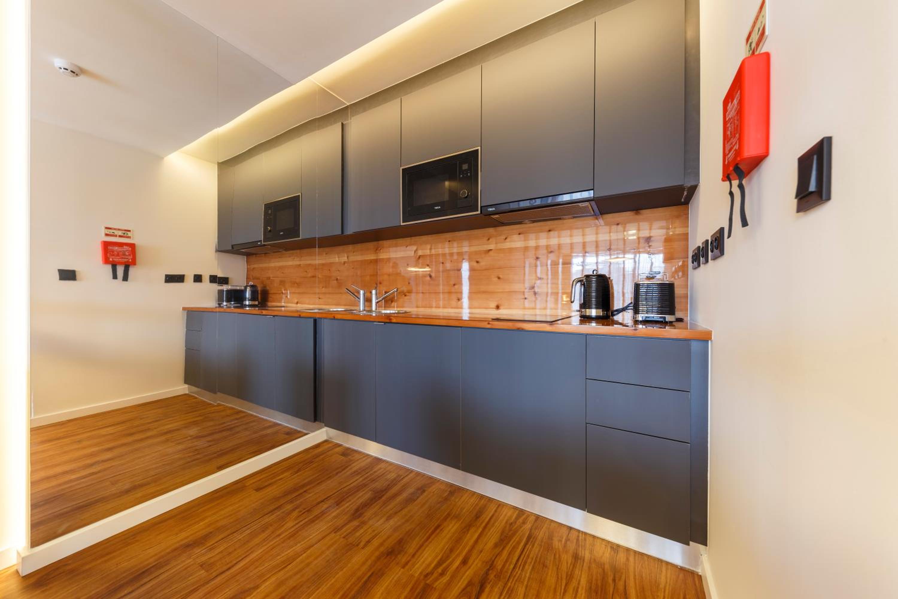 Superior One-Bedroom Apartment - Photo 3