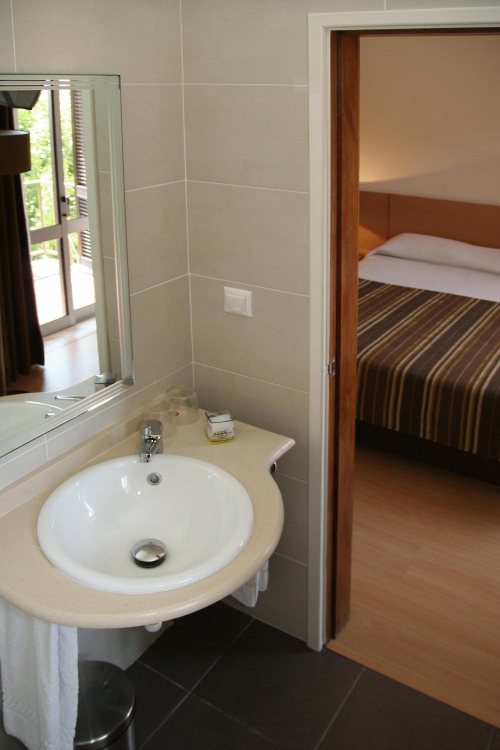 Double or Twin Room - Photo 4