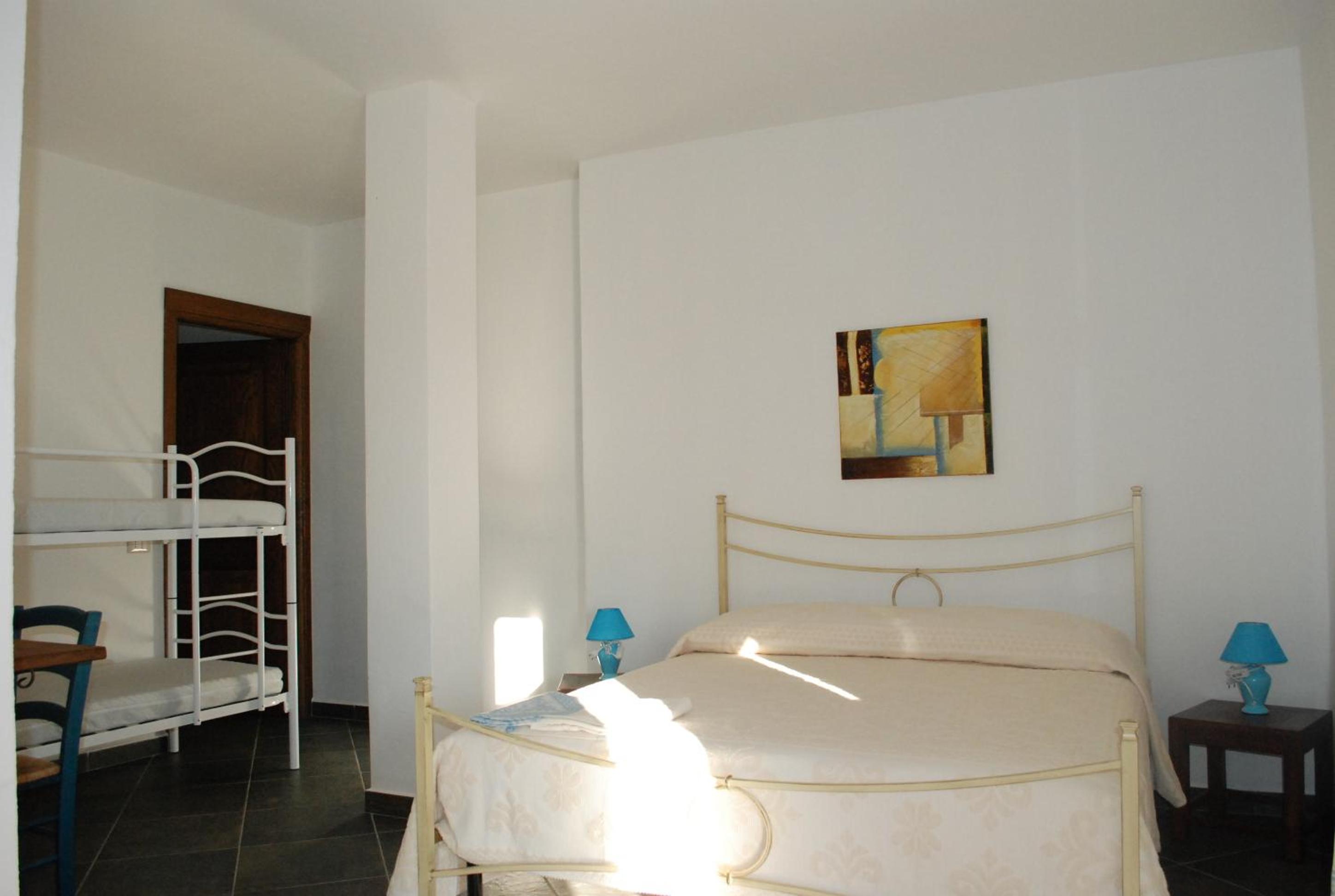 Large Double Room - Photo 6
