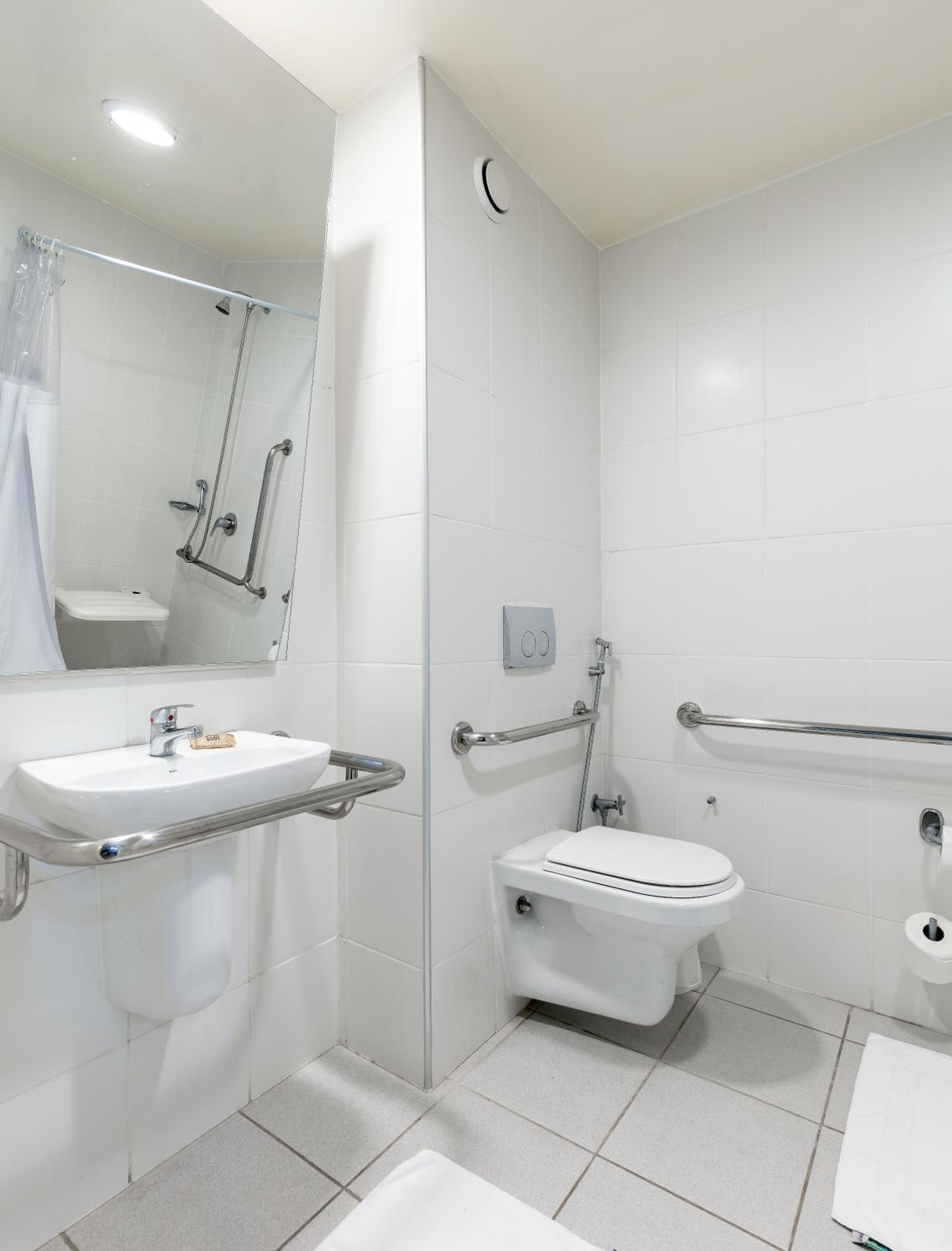 Standard Apartment with One Double Bed - Disability Access photo 3