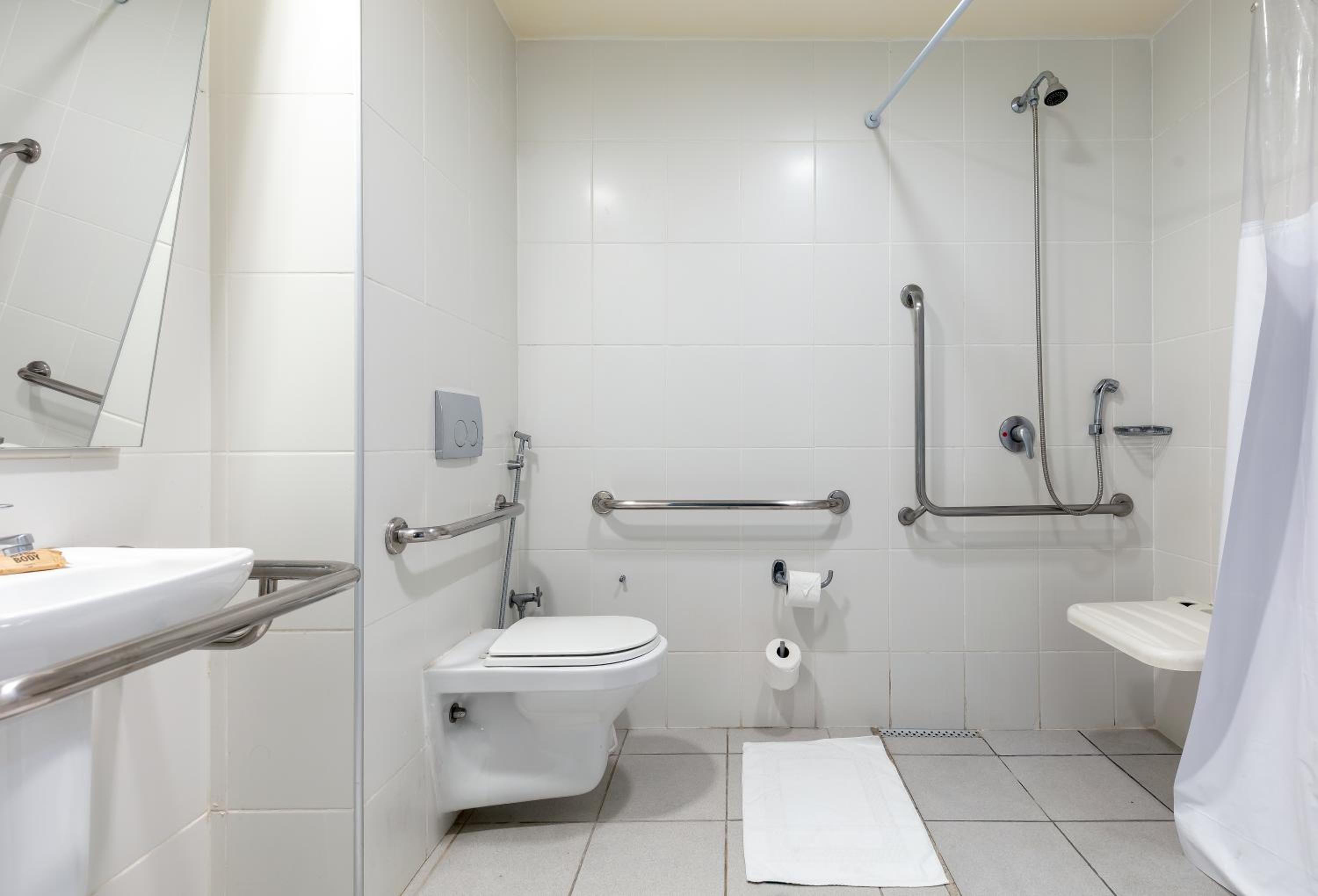 Standard Apartment with One Double Bed - Disability Access photo 2