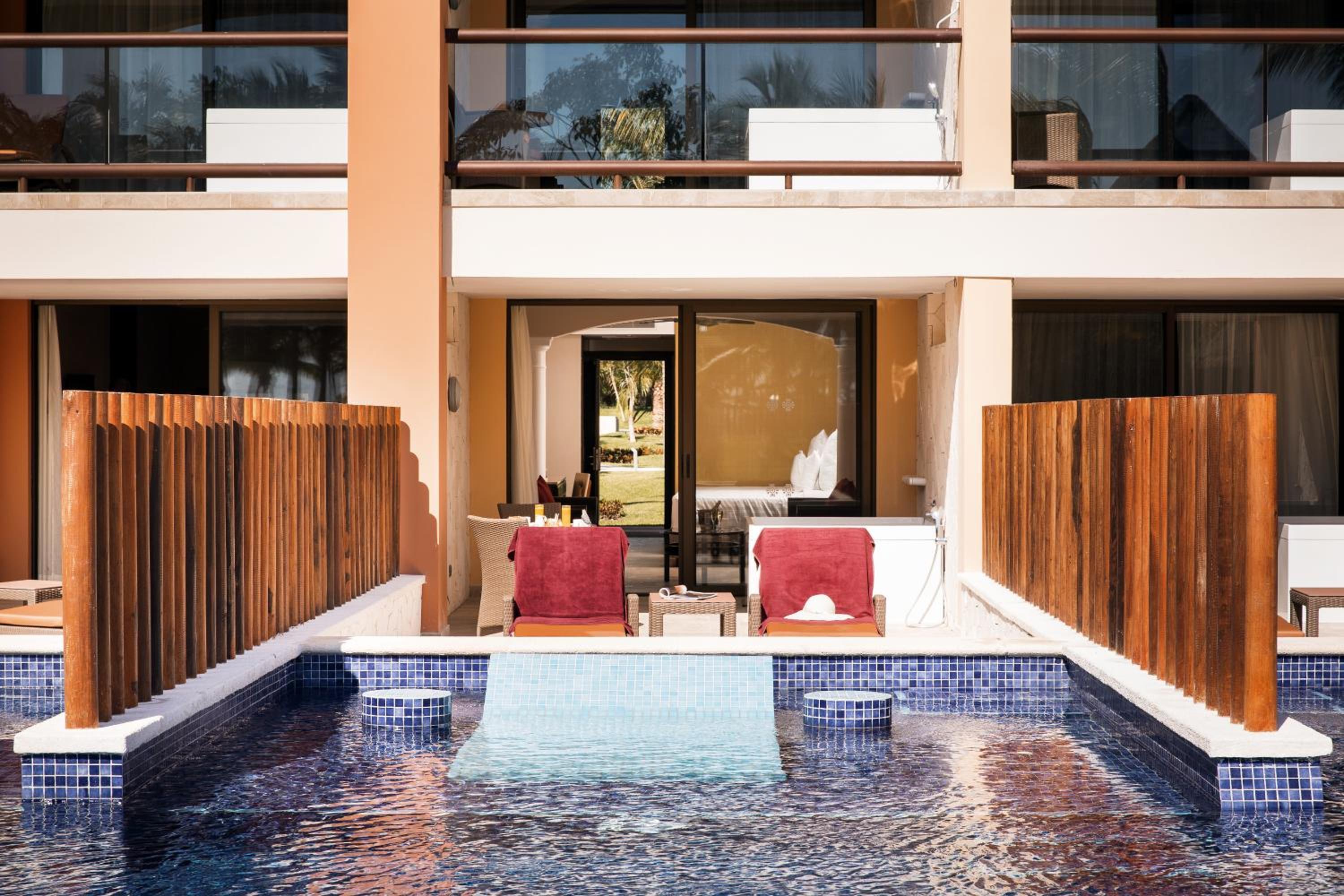 Junior Suite Swim Up Premium Level photo 3