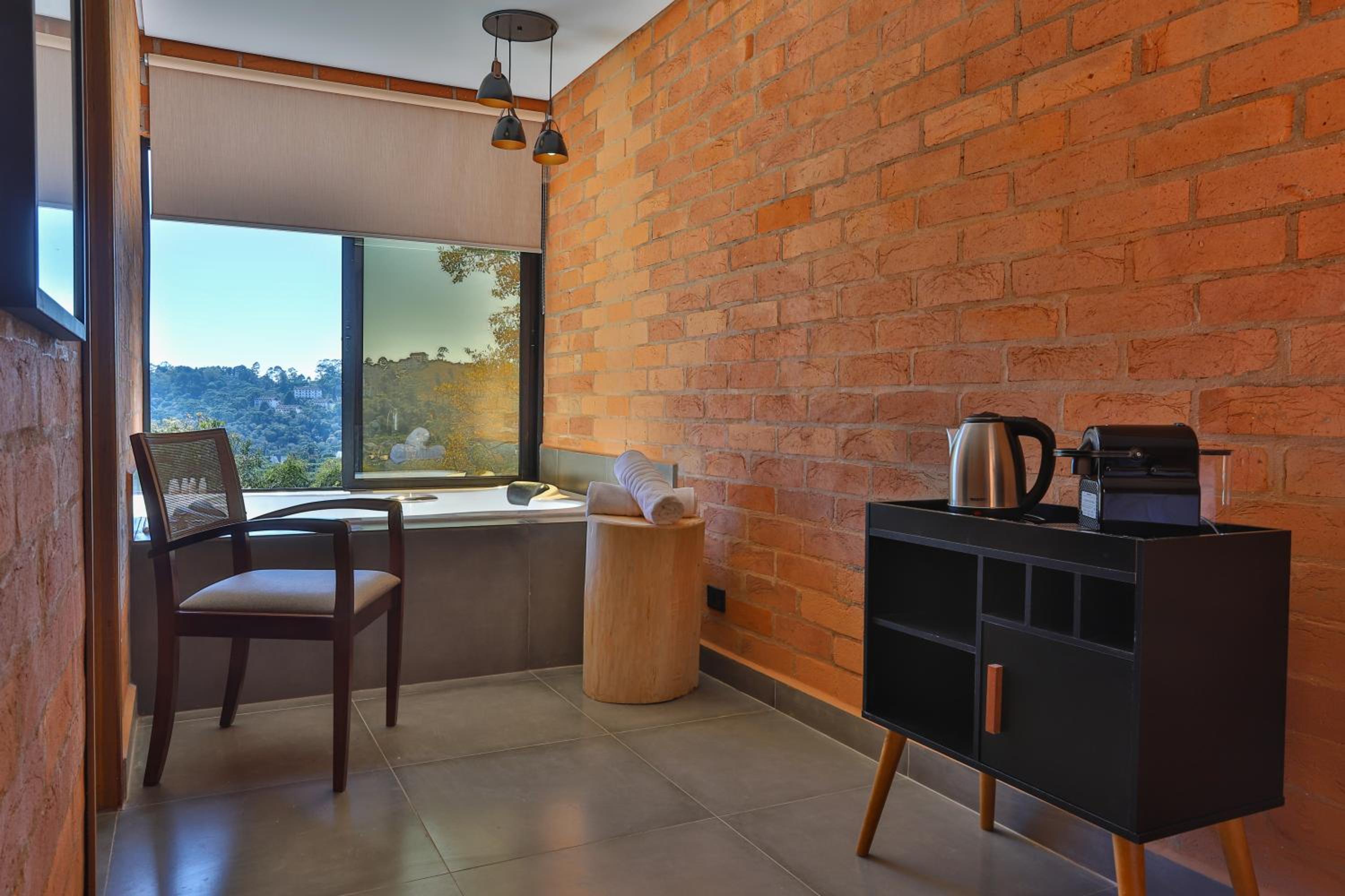 Deluxe Suite with Spa Bath photo 3