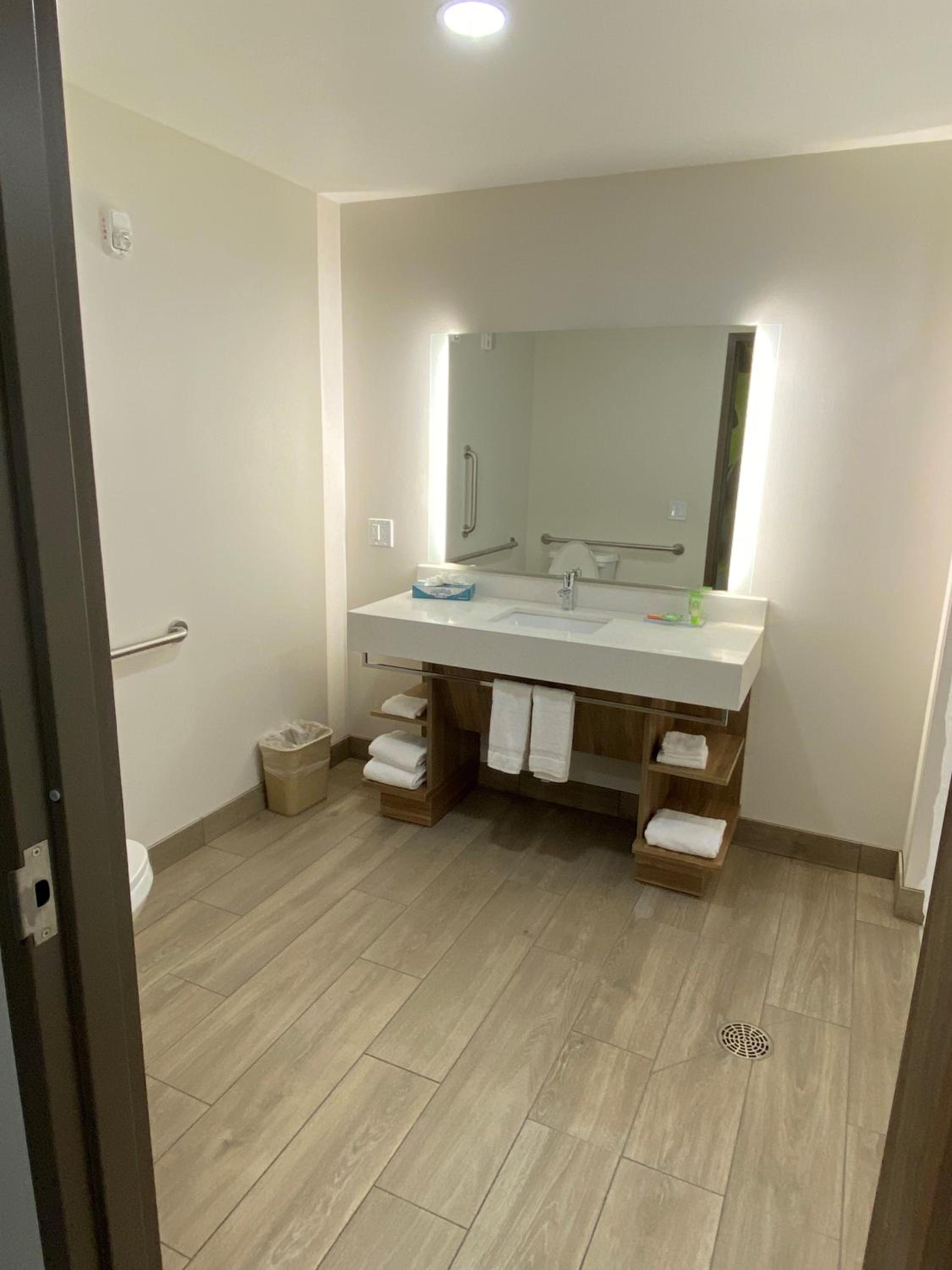 Queen Room With Two Queen Beds and Walk In Shower w/ Grab Bars - Mobility Accessible/Non-Smoking thumbnail 5