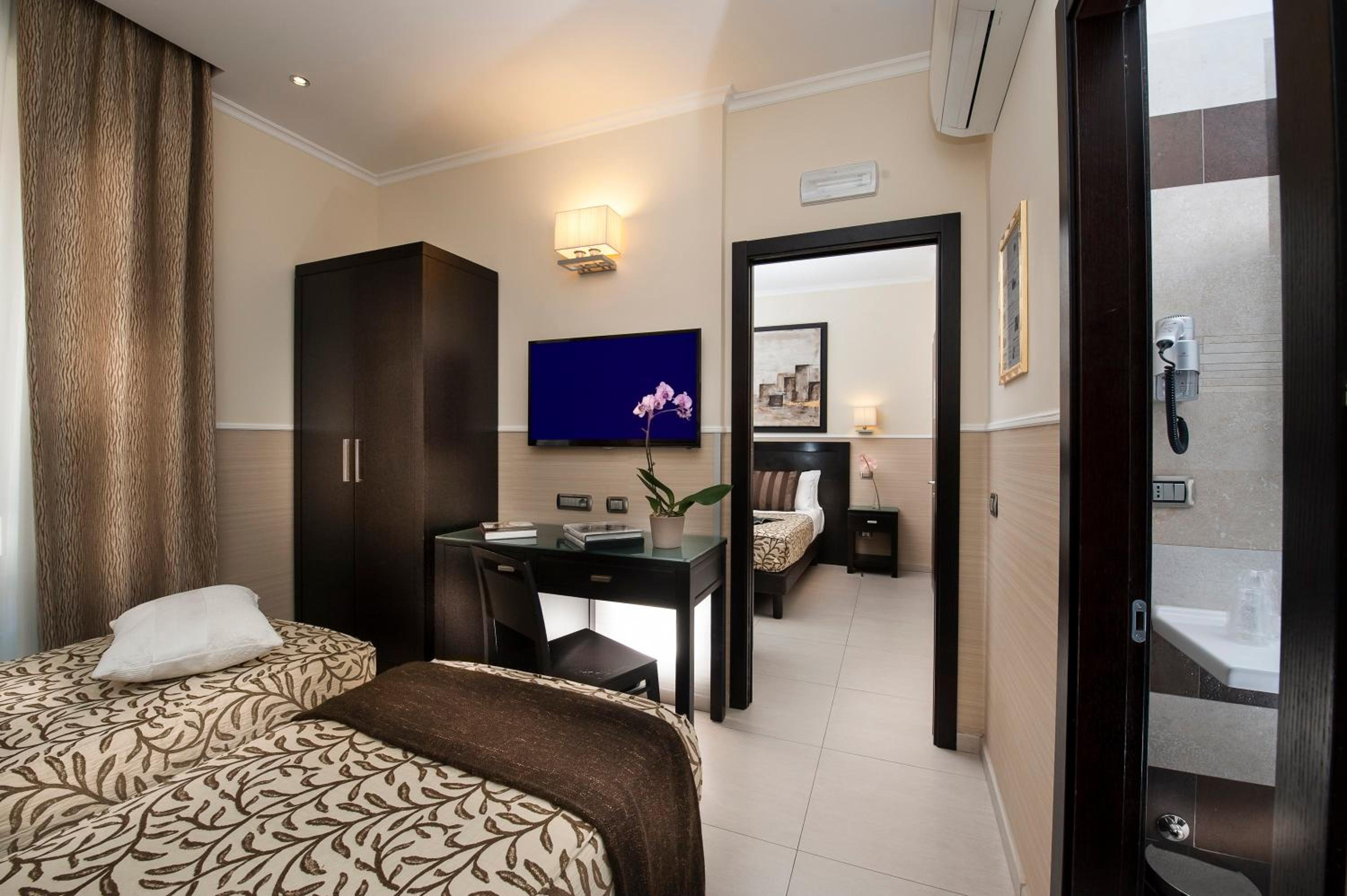 Quadruple Room thumbnail 5