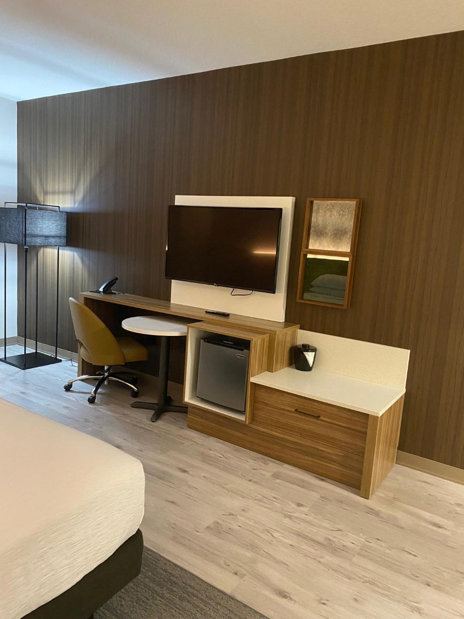 Deluxe King Room Mobility Accessible, Bathtub w/ Grab Bars, Non-Smoking